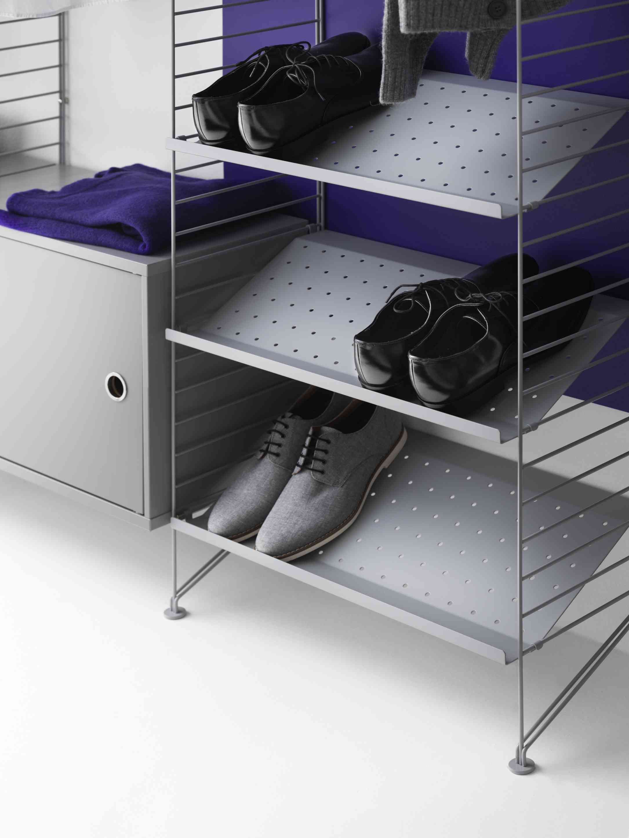 Flur String Furniture Regalsystem mit Schuhen und Kleidung, modernes skandinavisches Design für die Garderobe.