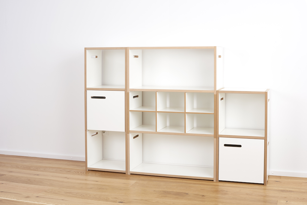 Tojo Halbstark Regal mit Tür rechts, weißes modulares Regalsystem für Wohnzimmer und Büro.