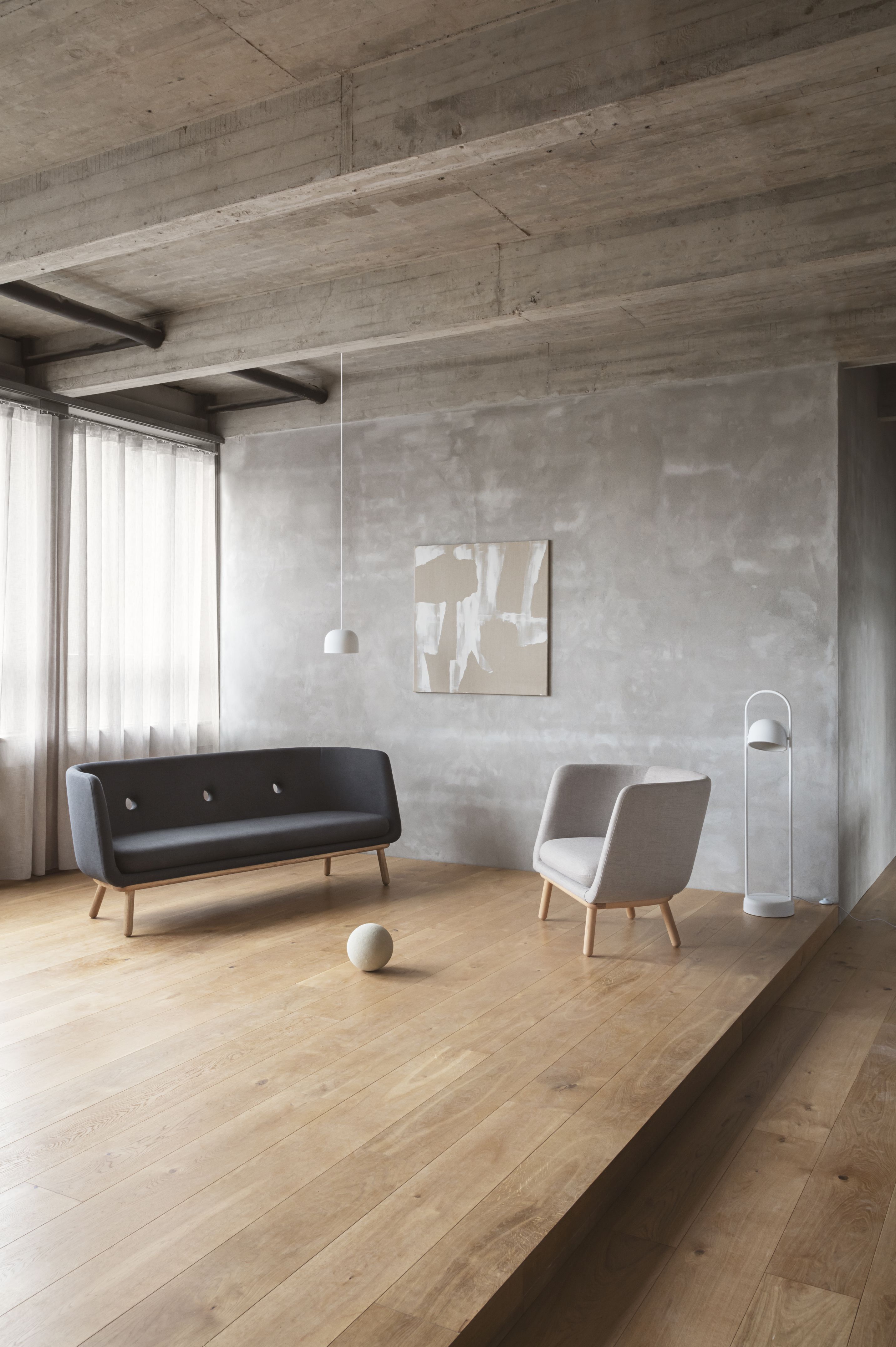 Phantom Sofa Eiche Natur 3-Sitzer von Eva Solo im modernen Wohnzimmer mit Sessel und Lampe.