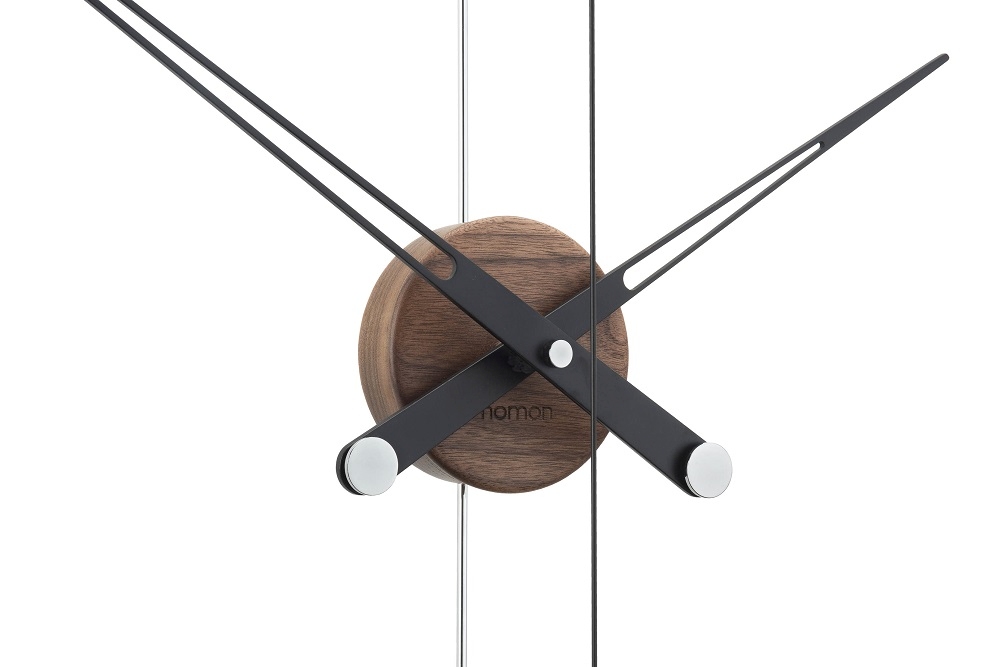 Detailaufnahme der Nomon Barcelona Clock Wanduhr mit Holzkorpus und schwarzen Zeigern.