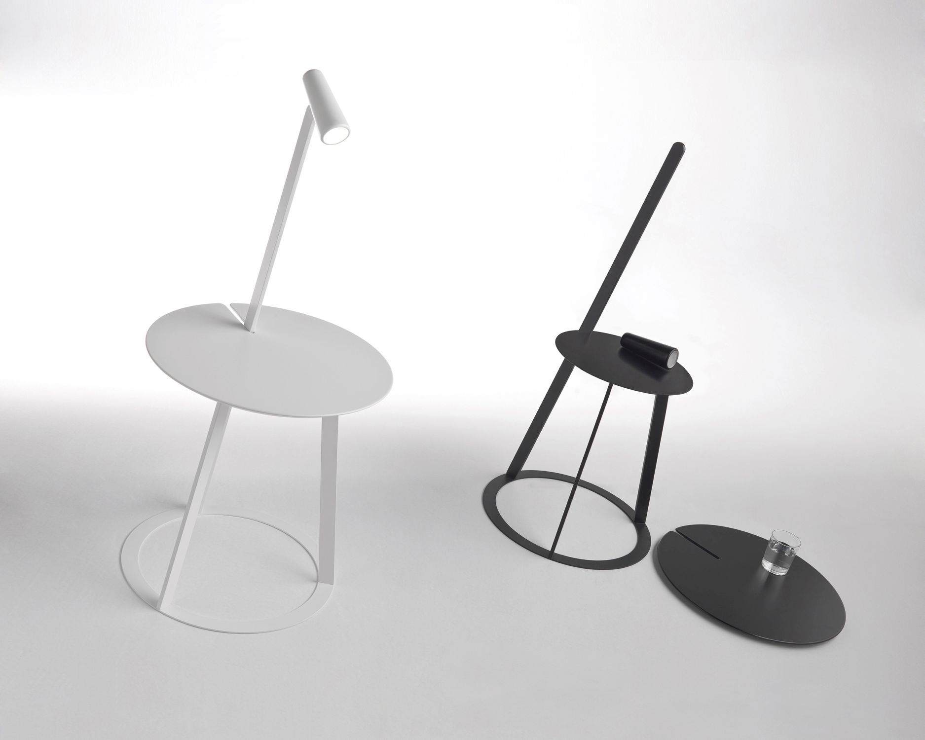 Albino Torcia Beistelltisch von Casamania Horm in Weiß und Schwarz, modernes Design.