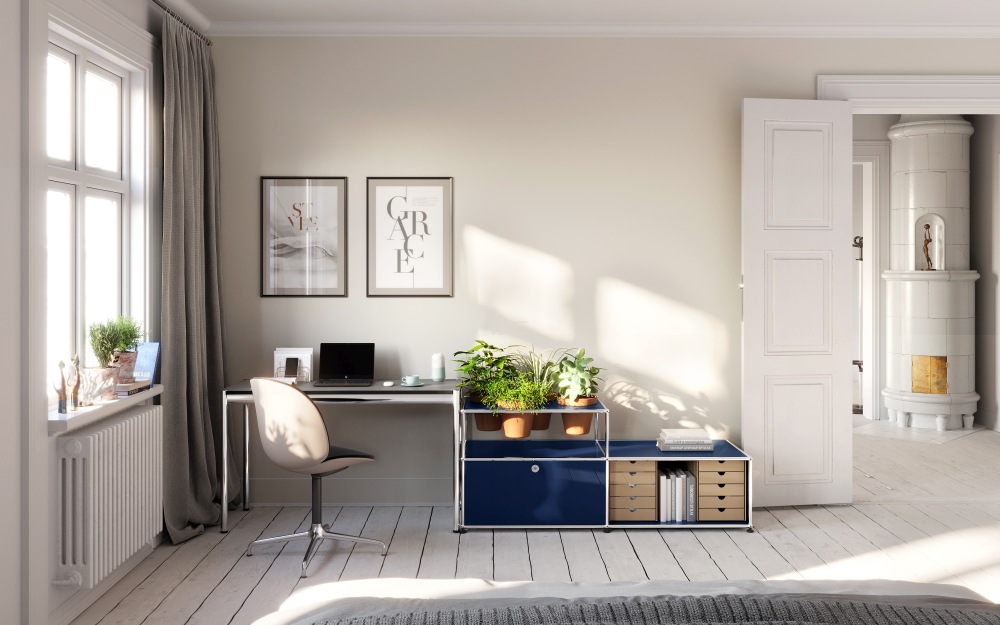 Heller Raum mit USM Haller Tisch in Fenix Grigio Londra als Homeoffice Lösung mit Stauraum.