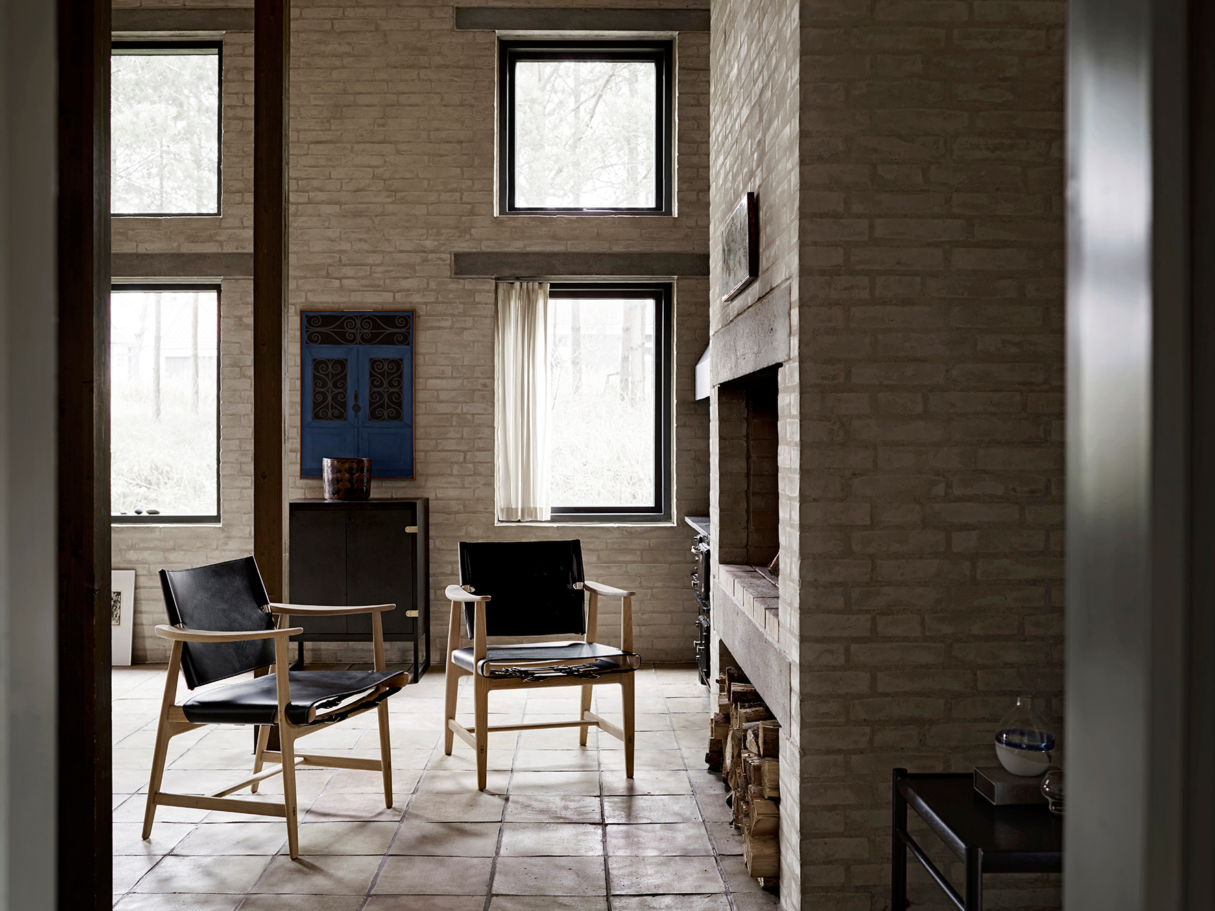 Zwei Huntsman Chair Holzstühle aus geölter Eiche von Carl Hansen & Søn in Wohnzimmer.