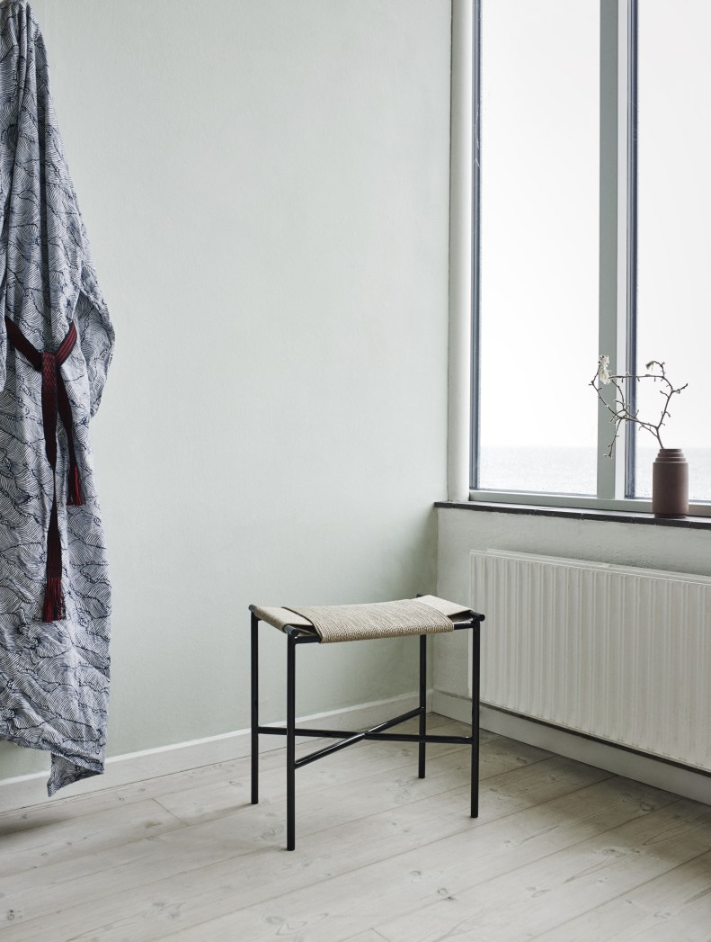 Vent Hocker von Skagerak by Fritz Hansen, minimalistisches Design mit schwarzem Gestell und Webstoff-Sitzfläche.