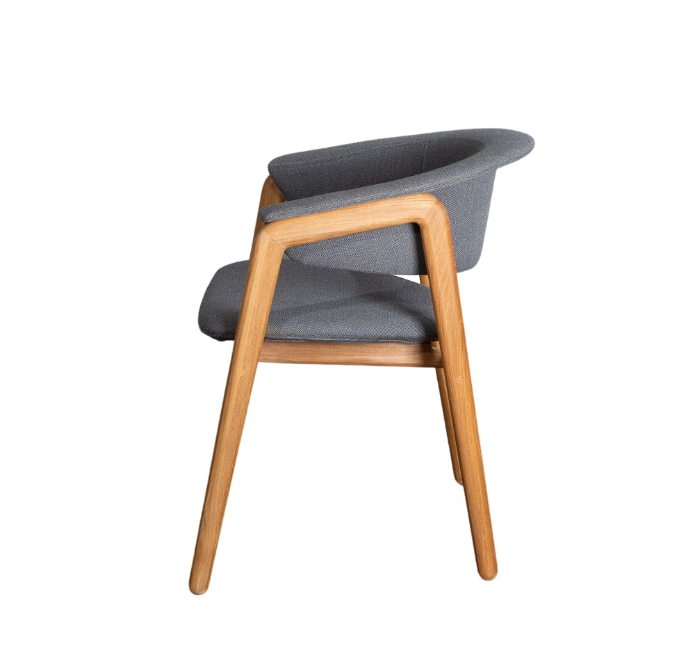 Luna Sessel von Cane-Line: Grauer Outdoor Sessel mit Holzgestell, Seitenansicht. Gartenmöbel für Terrasse.