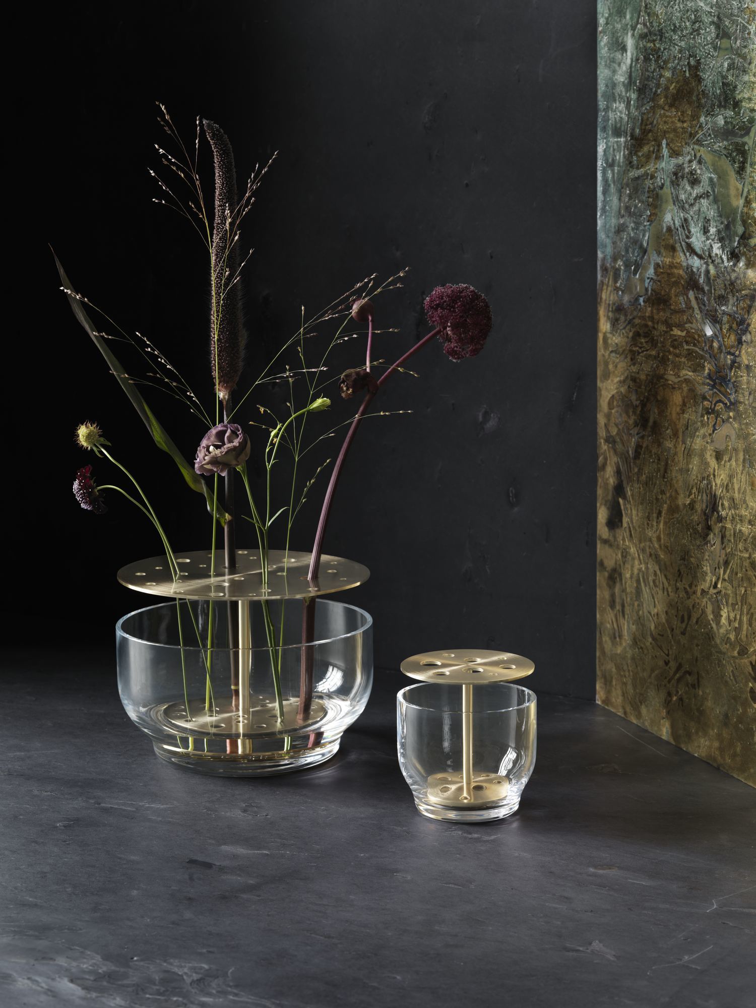 Große Ikebana Vase von Fritz Hansen aus Glas und Messing mit floraler Dekoration.