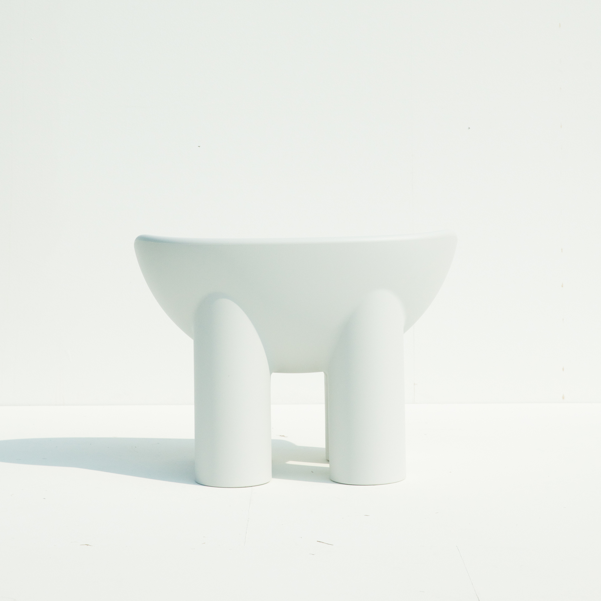 Weißer Roly Poly Sessel von Driade, moderner Designstuhl für Wohnzimmer und Garten.