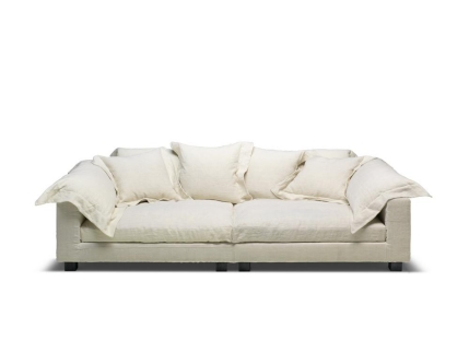 Beige Couch mit mehreren weißen Nebula Nine Kissen von Moroso Diesel, 60x60 cm.