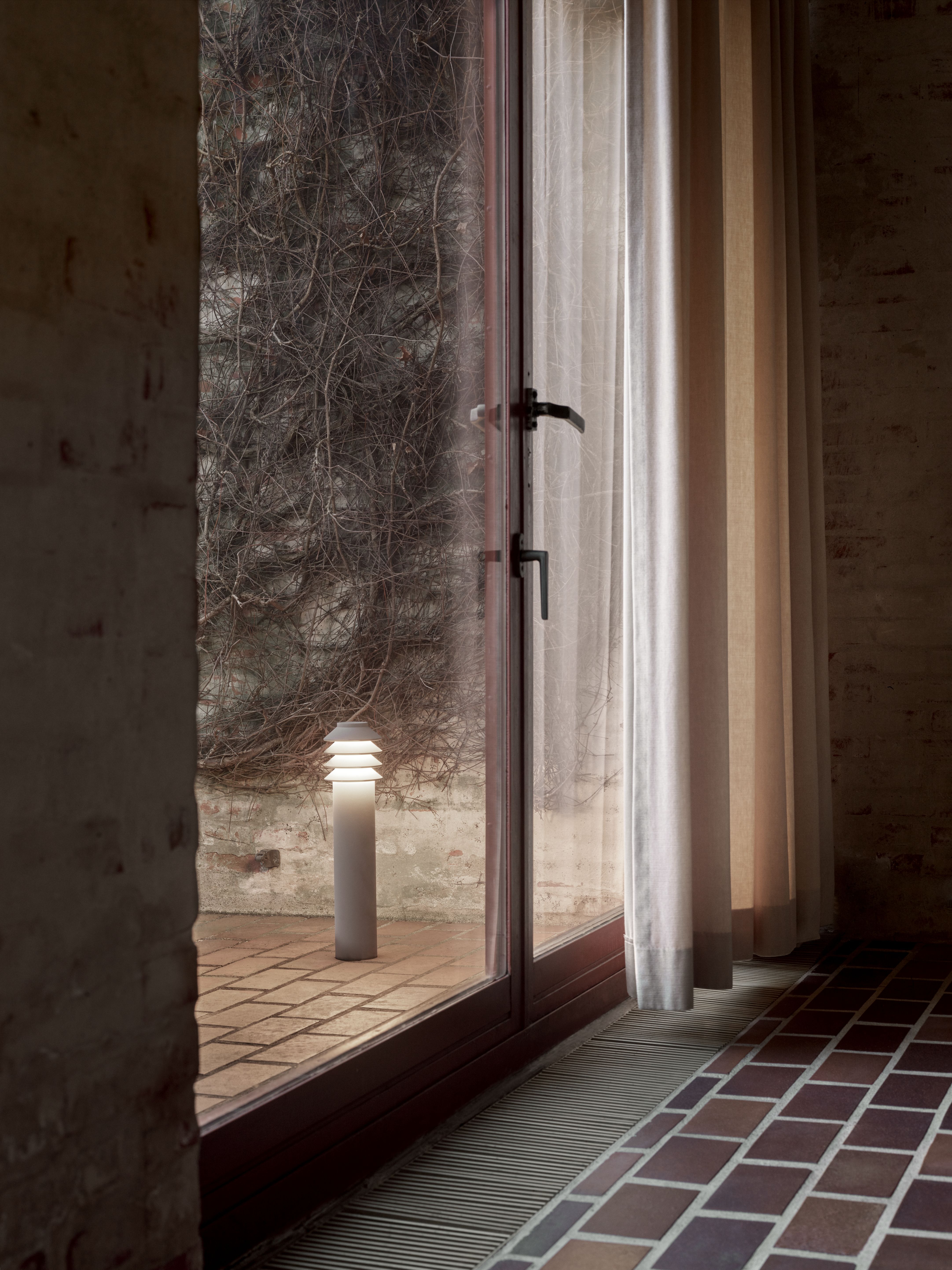 Bysted Garden Pollerleuchte von Louis Poulsen im Außenbereich, moderne Gartenbeleuchtung, graue Pollerleuchte.