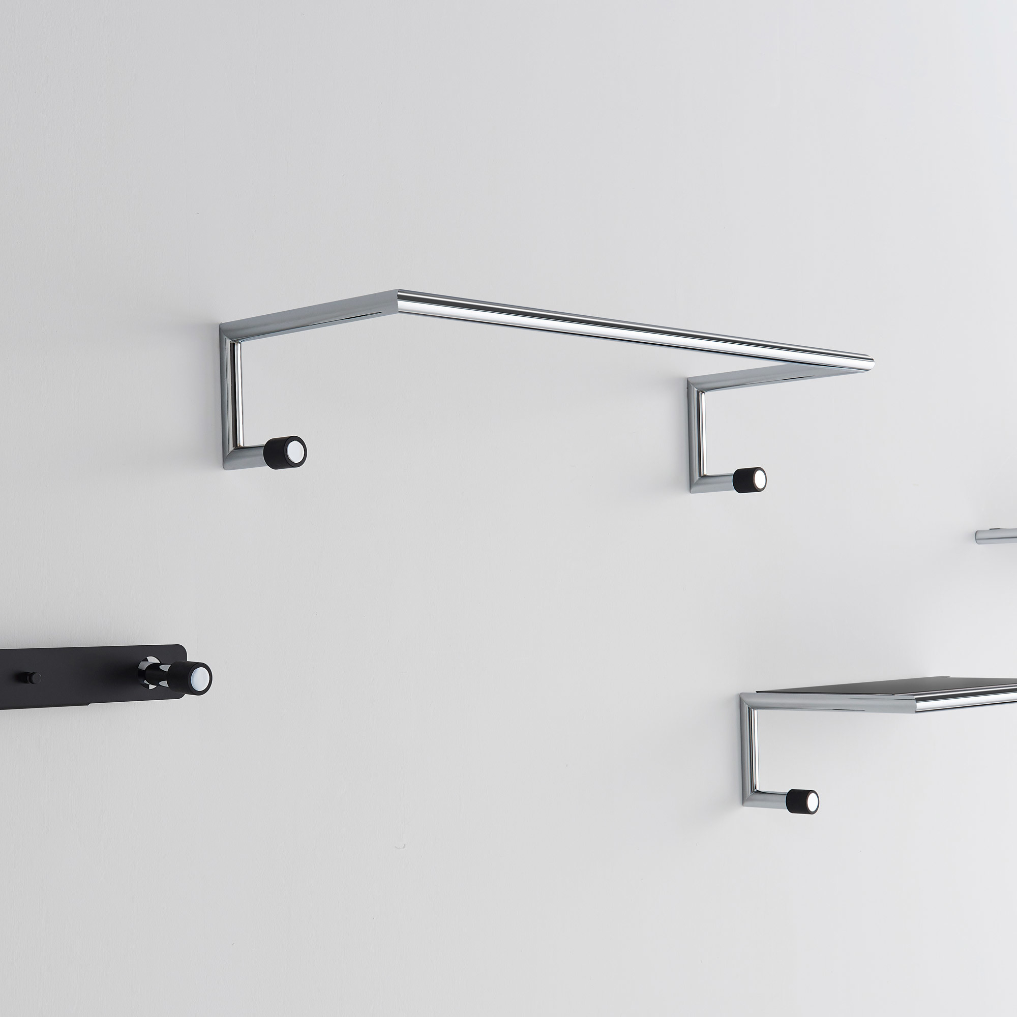 Link Wandgarderobe von Mox, moderne Garderobenlösung aus Metall mit Haken und Ablagefläche.