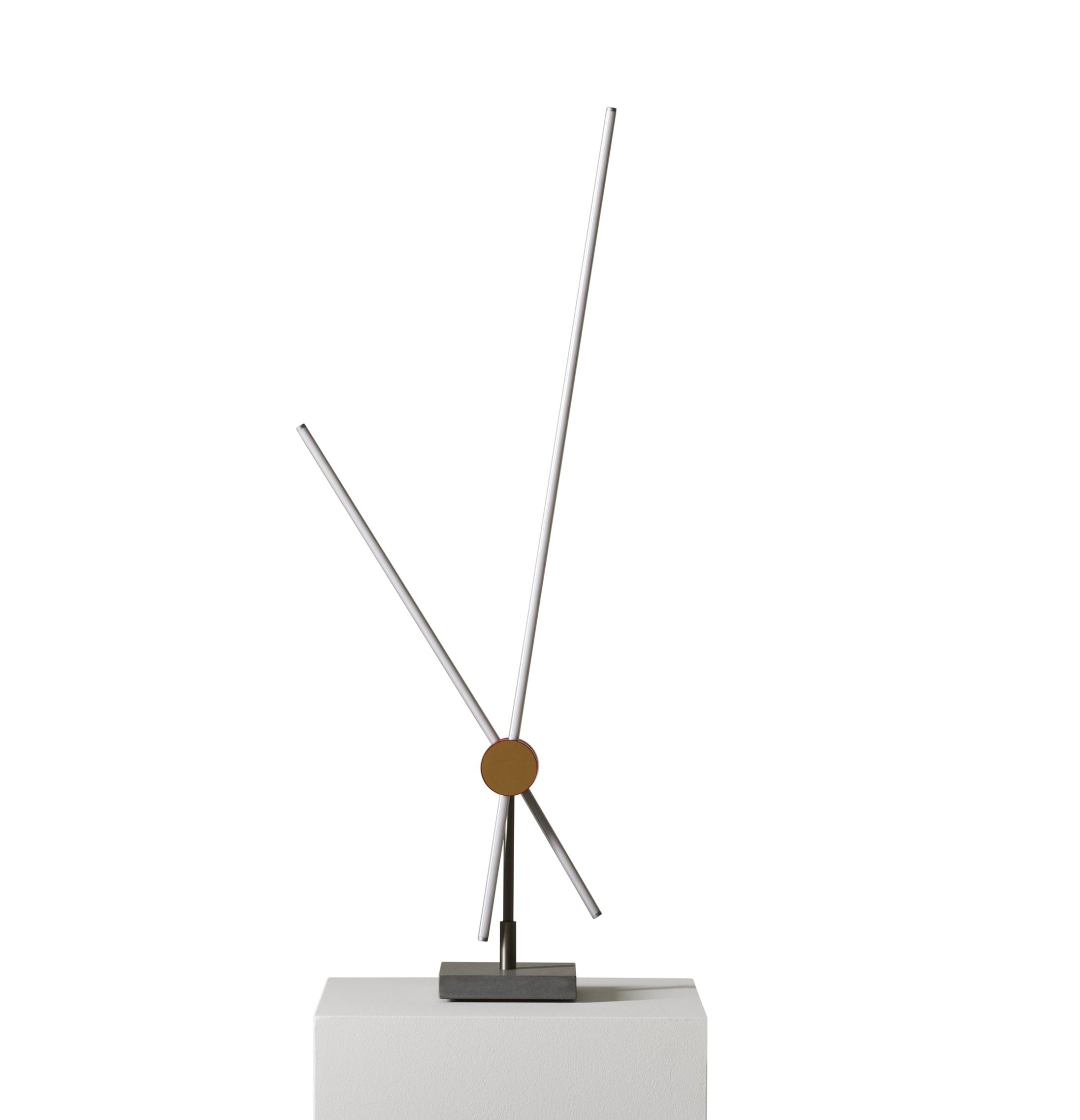 Eitie 075 Tischleuchte von Cassina: Moderne Designerleuchte mit minimalistischem, skulpturalem Design.