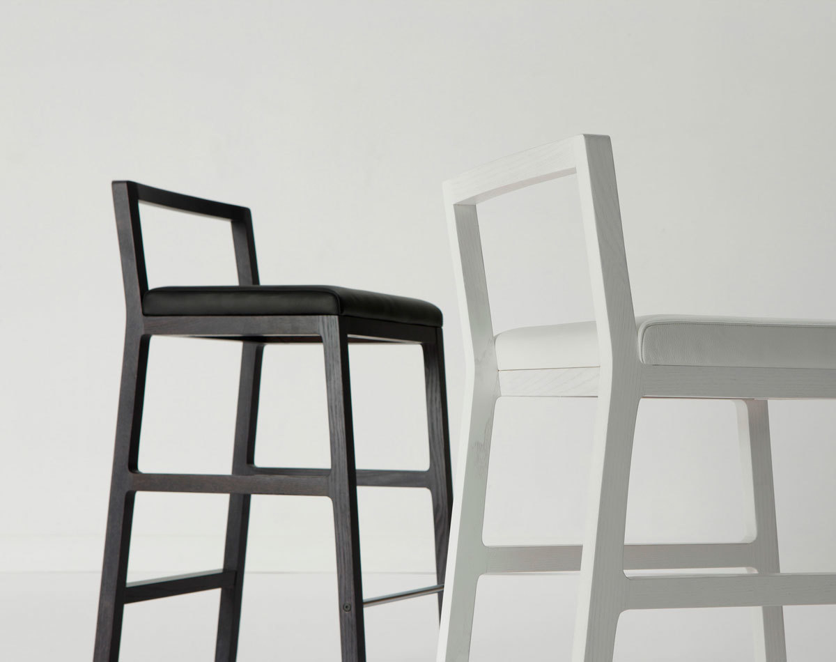 Midori Hocker Weiß von Sancal und ein schwarzer Hocker mit Sitzpolster vor weißem Hintergrund.