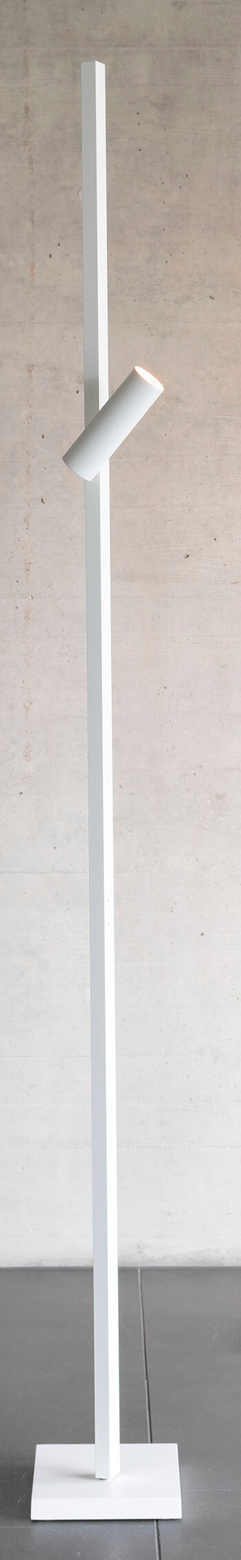 Weiße Zen X Stehleuchte von Steve Lechot Luminaires, minimalistisches Design mit zylinderförmigem Leuchtenkopf und quadratischem Fuß.