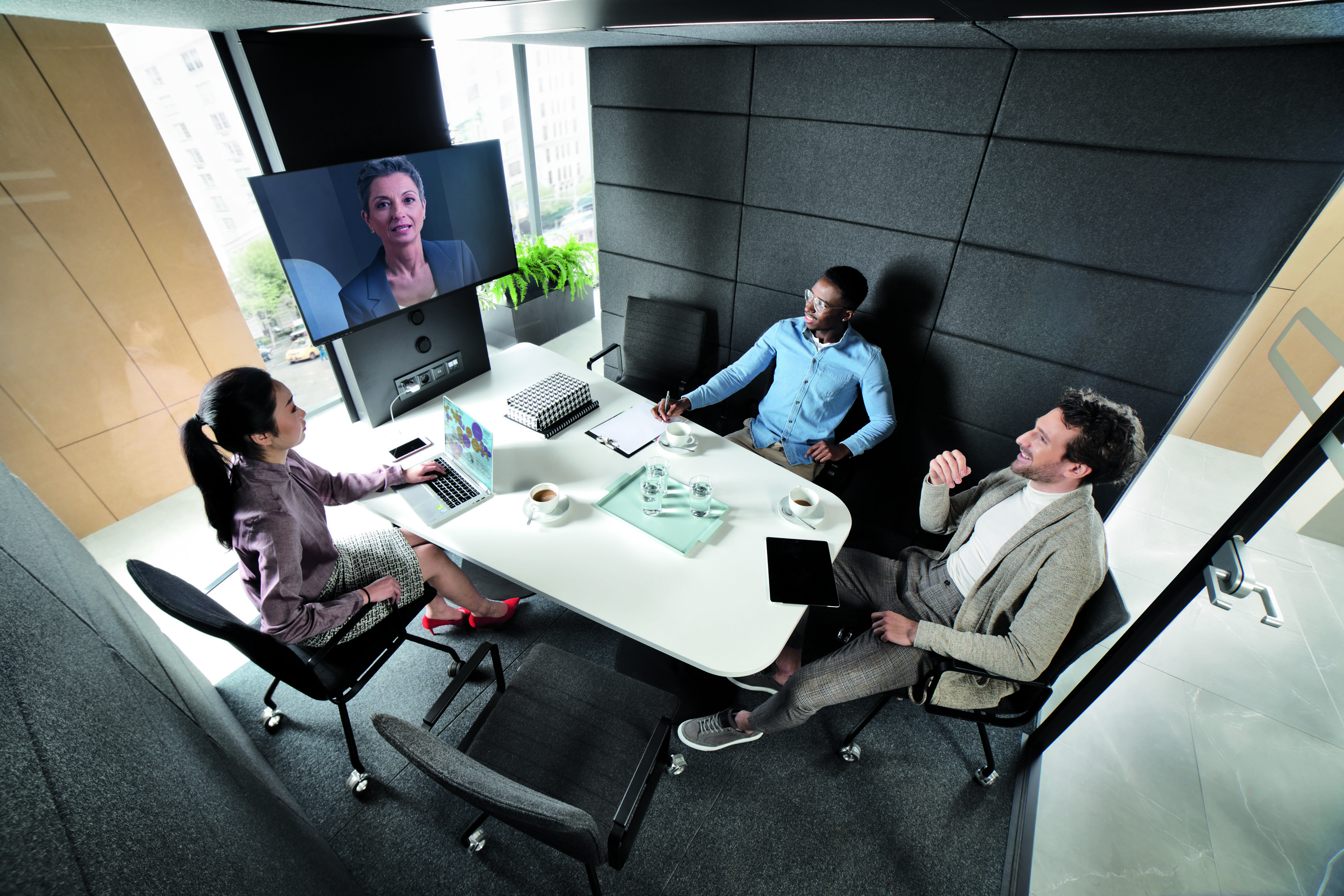 HushMeet L Meetingbox von Mikomax: Drei Personen in moderner Telefonzelle für Besprechungen und Videokonferenzen.