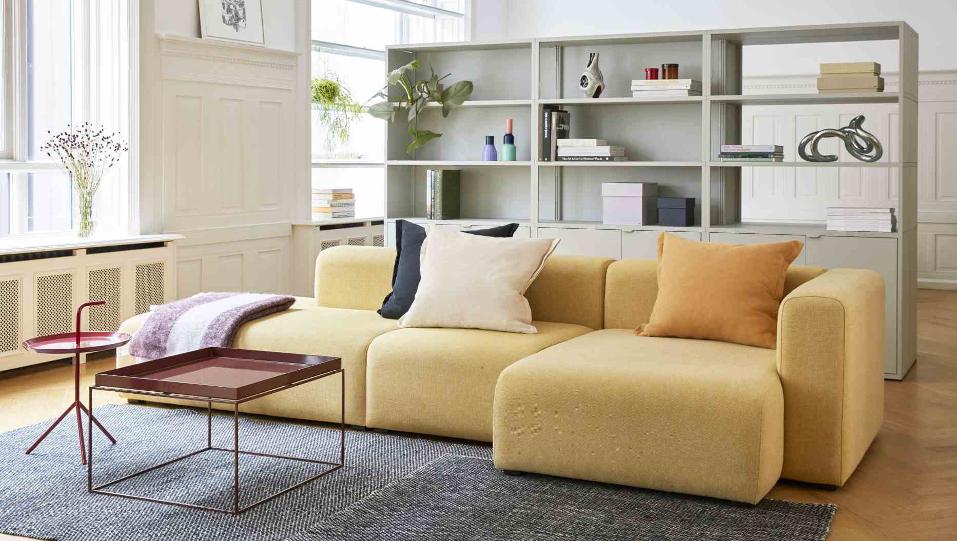 Gelbes Mags Sofa 3-Sitzer mit Armlehne links, moderner Stoffbezug und gemütlichen Kissen.