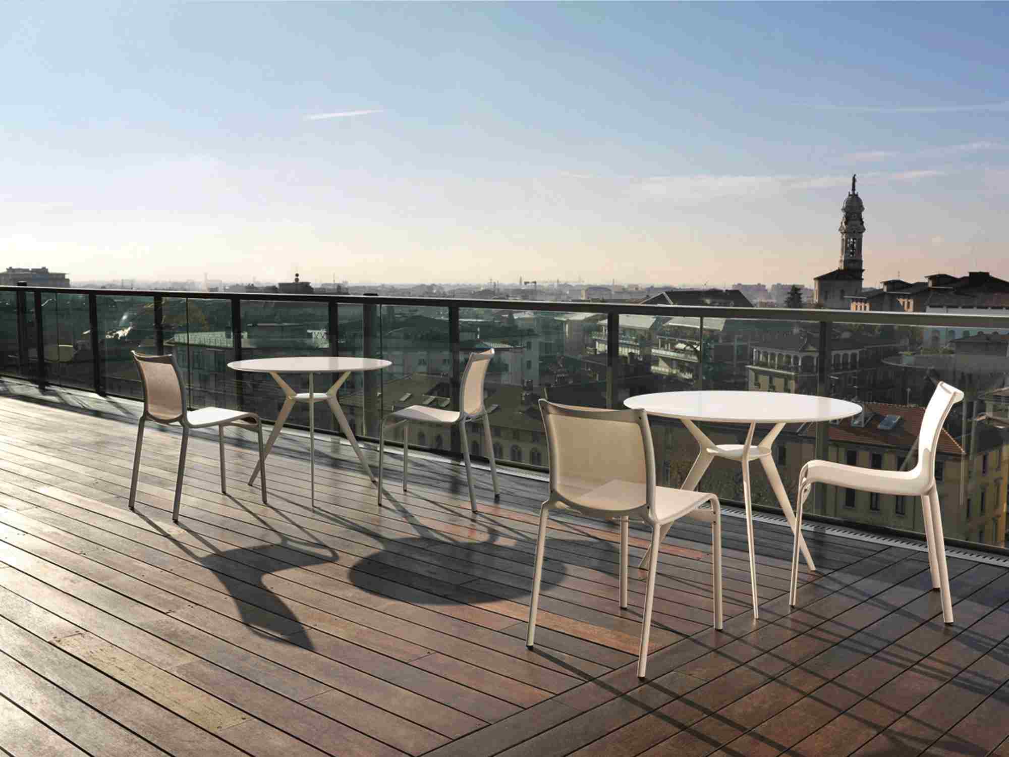 Bigframe Outdoor Stühle von Alias auf einer Dachterrasse mit Tischen und Stadtblick.