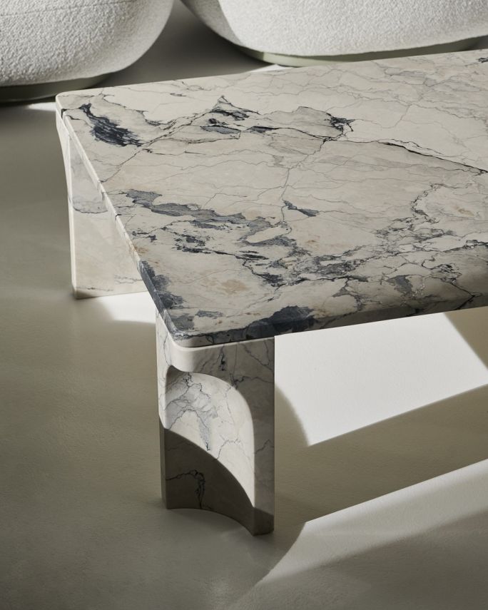 Detailansicht: Rechteckiger Doric Couchtisch von Gubi in Electric Grey Marmor. Design-Couchtisch für Wohnzimmer.