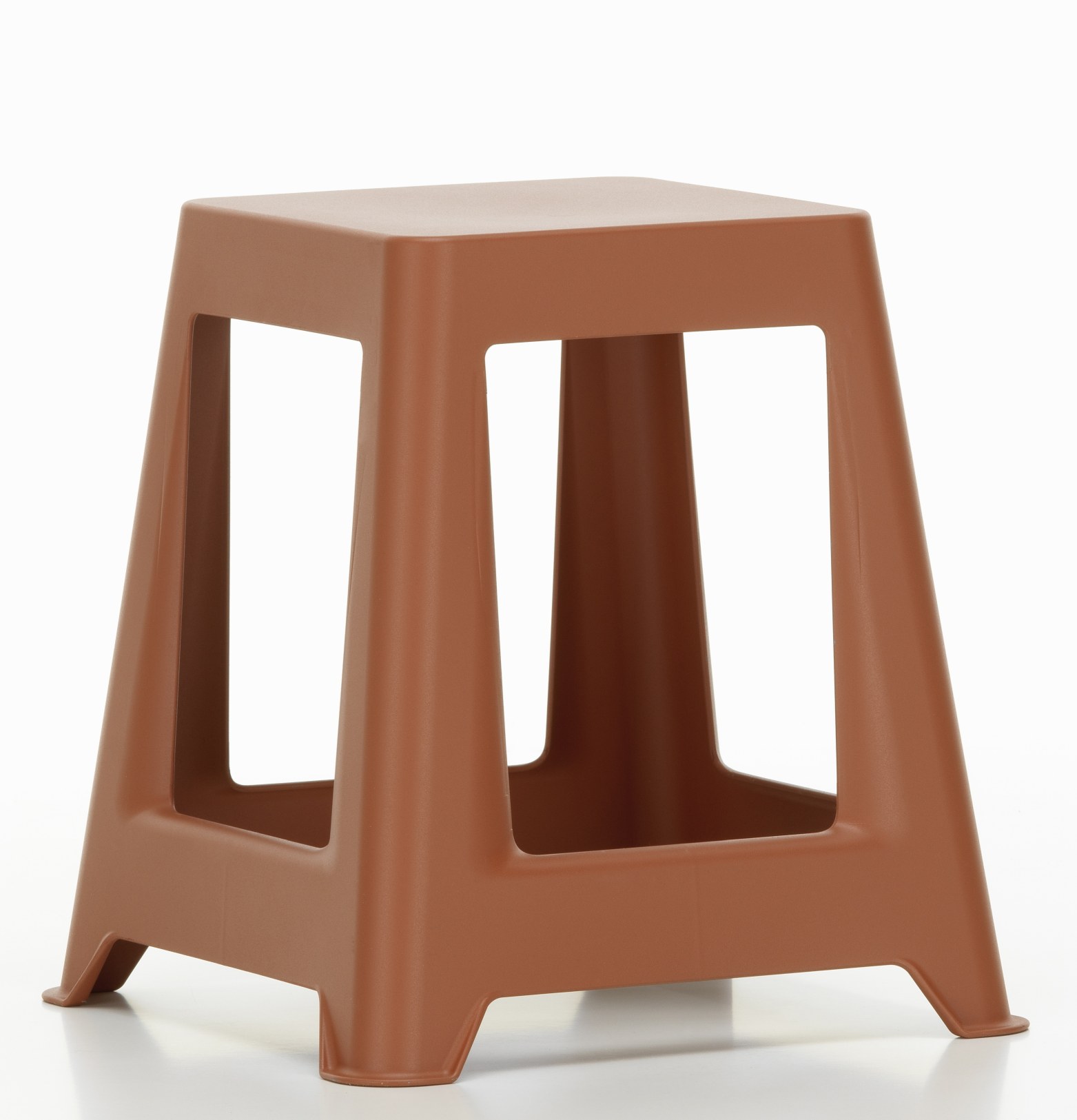 Brauner Chap Hocker von Vitra, ein quadratischer Kunststoffhocker für den Innen- und Außenbereich.