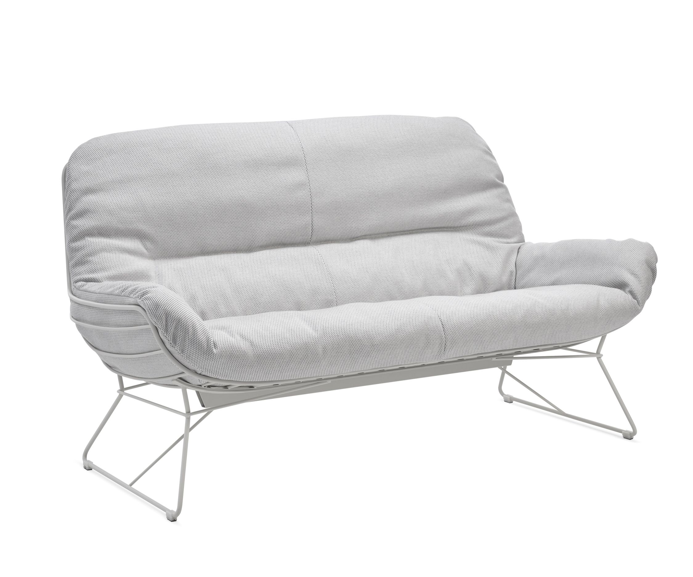 Leyasol Lounge Couch von Freifrau Manufaktur: Moderne, graue Outdoor Couch mit filigranem Metallgestell.