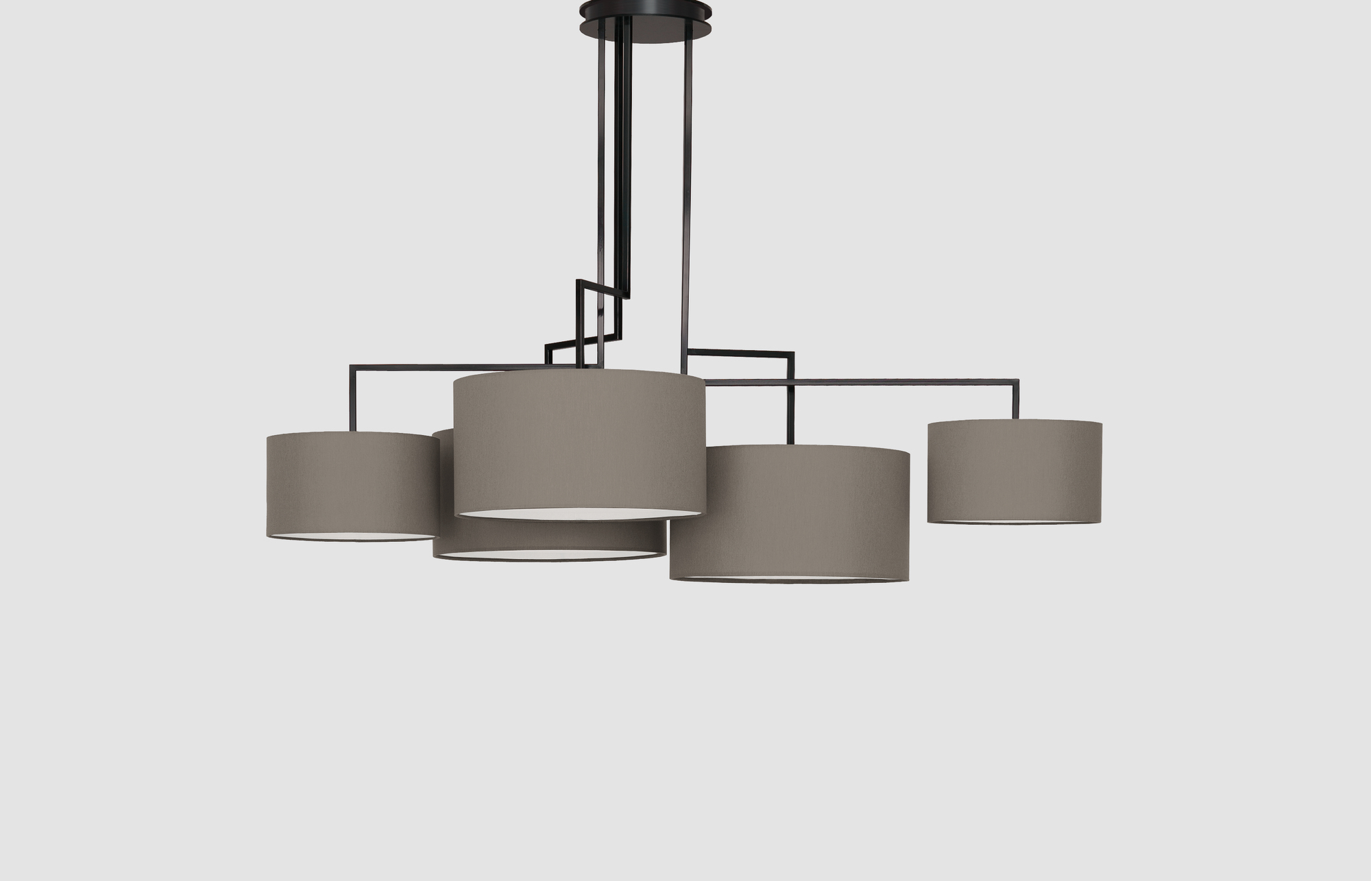 Noon 5 LED Leuchte in Warmgrau: Moderne Hängelampe mit fünf zylindrischen Lampenschirmen und schwarzem Gestell.