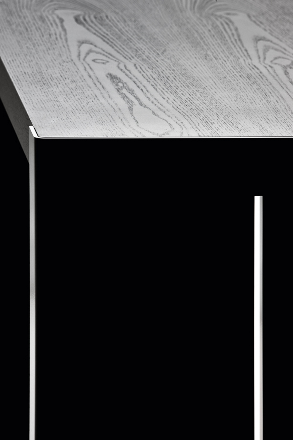 Detailaufnahme Panco La Palma Tresentisch mit grauer Holzplatte und minimalistischem, silberfarbenem Gestell.