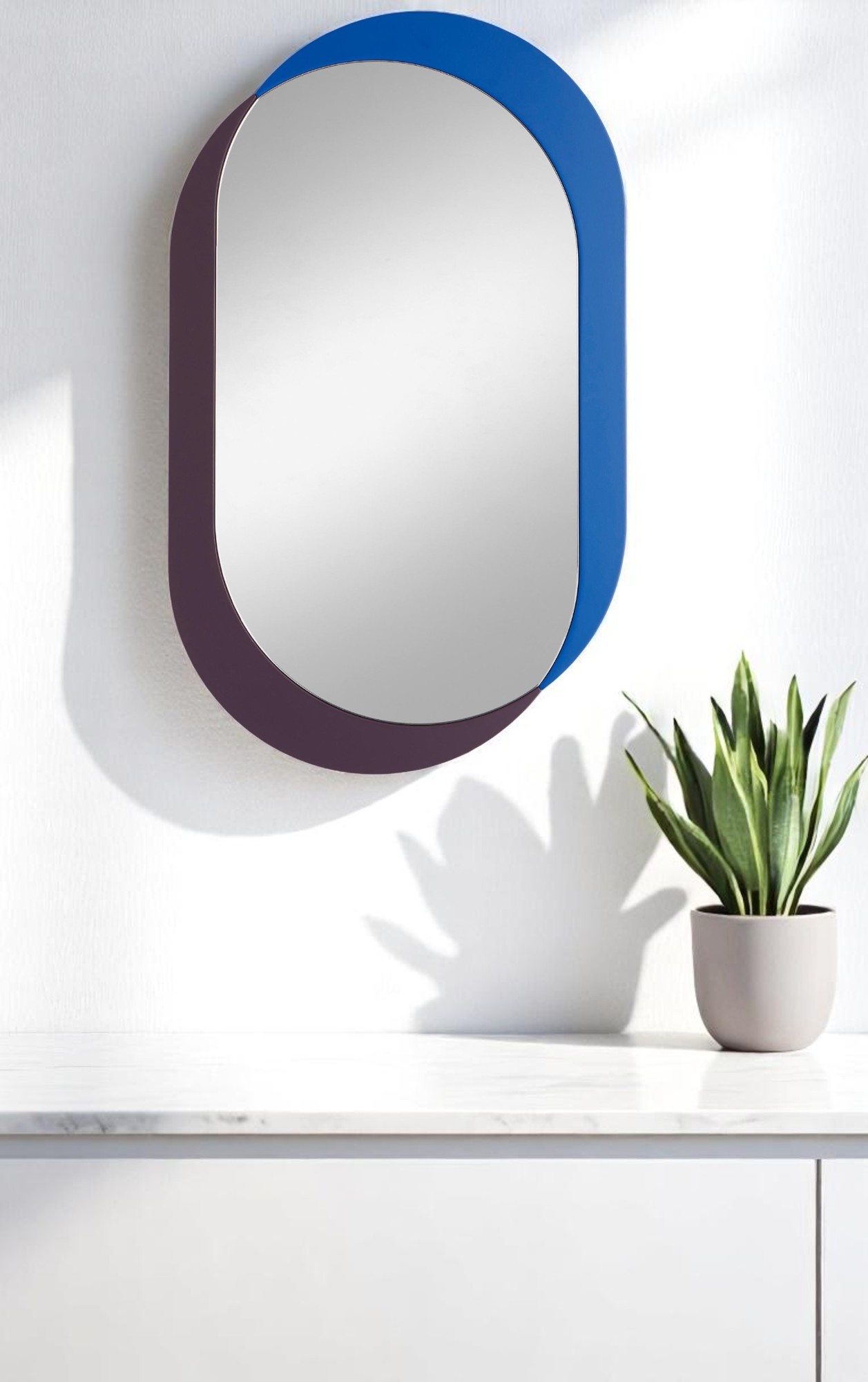 Kimo Wandspiegel von Schönbuch, oval, blau-lila Rahmen, modernes Design für Flur und Wohnraum.