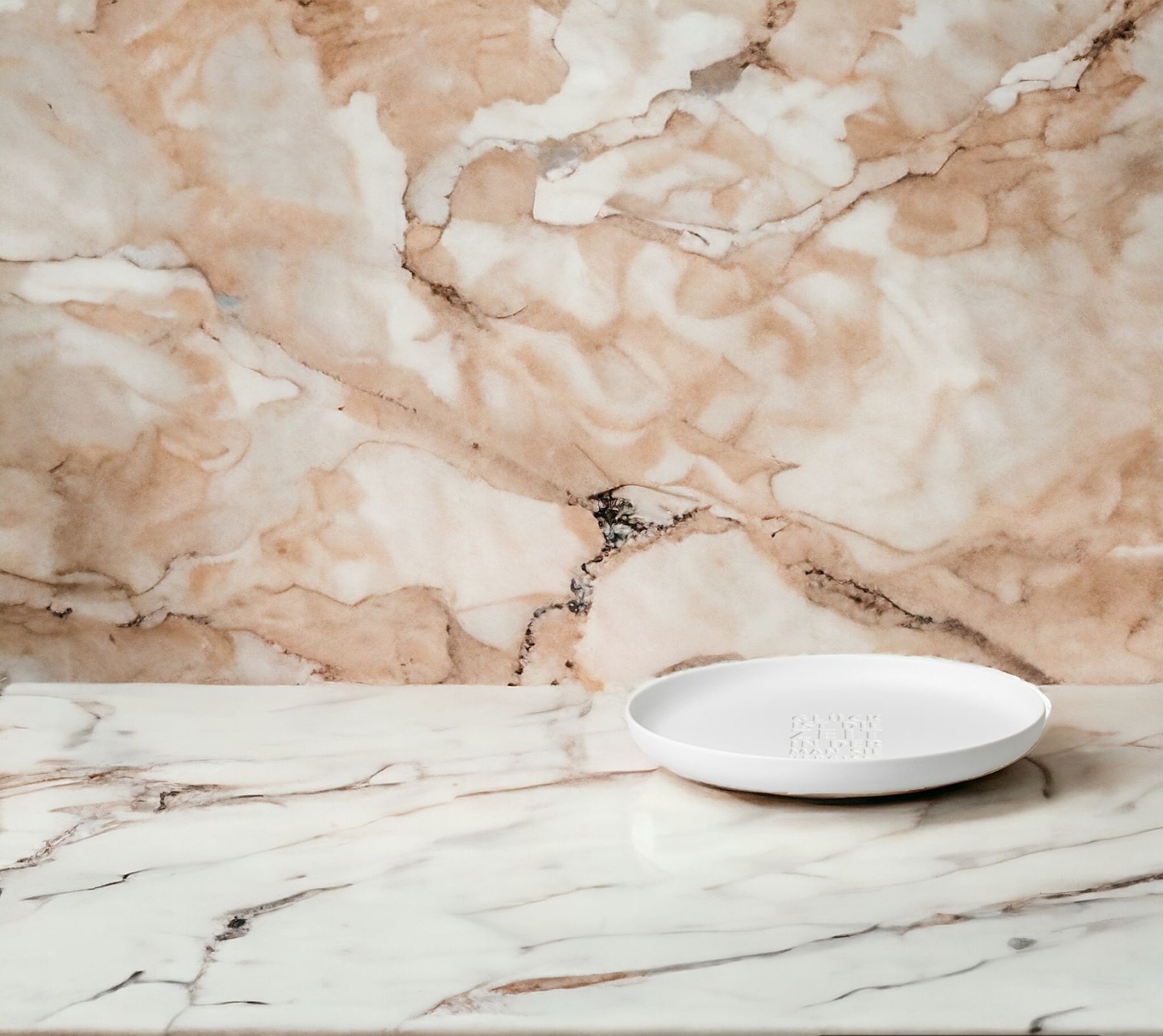 Weiße Glück Schale auf Marmor, elegante Servierschale für stilvolles Anrichten und Präsentieren von Speisen.