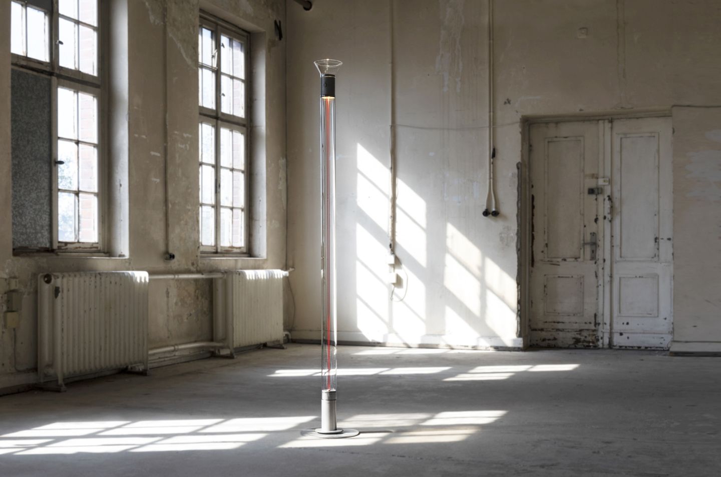 Dia Stehleuchte von Martinelli Luce: Moderne Design Stehlampe mit transparentem Schaft und rotem Akzent.