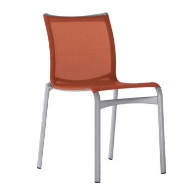 Bigframe Stuhl von Alias: Moderner Outdoor Stuhl mit orangefarbener Sitzfläche und silbernem Gestell.
