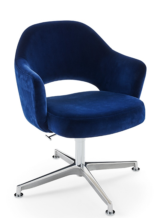 Blauer Saarinen Relax Konferenzstuhl mit Armlehne und Drehfuß. Bürostuhl aus Samt mit 4-Stern-Fuß.