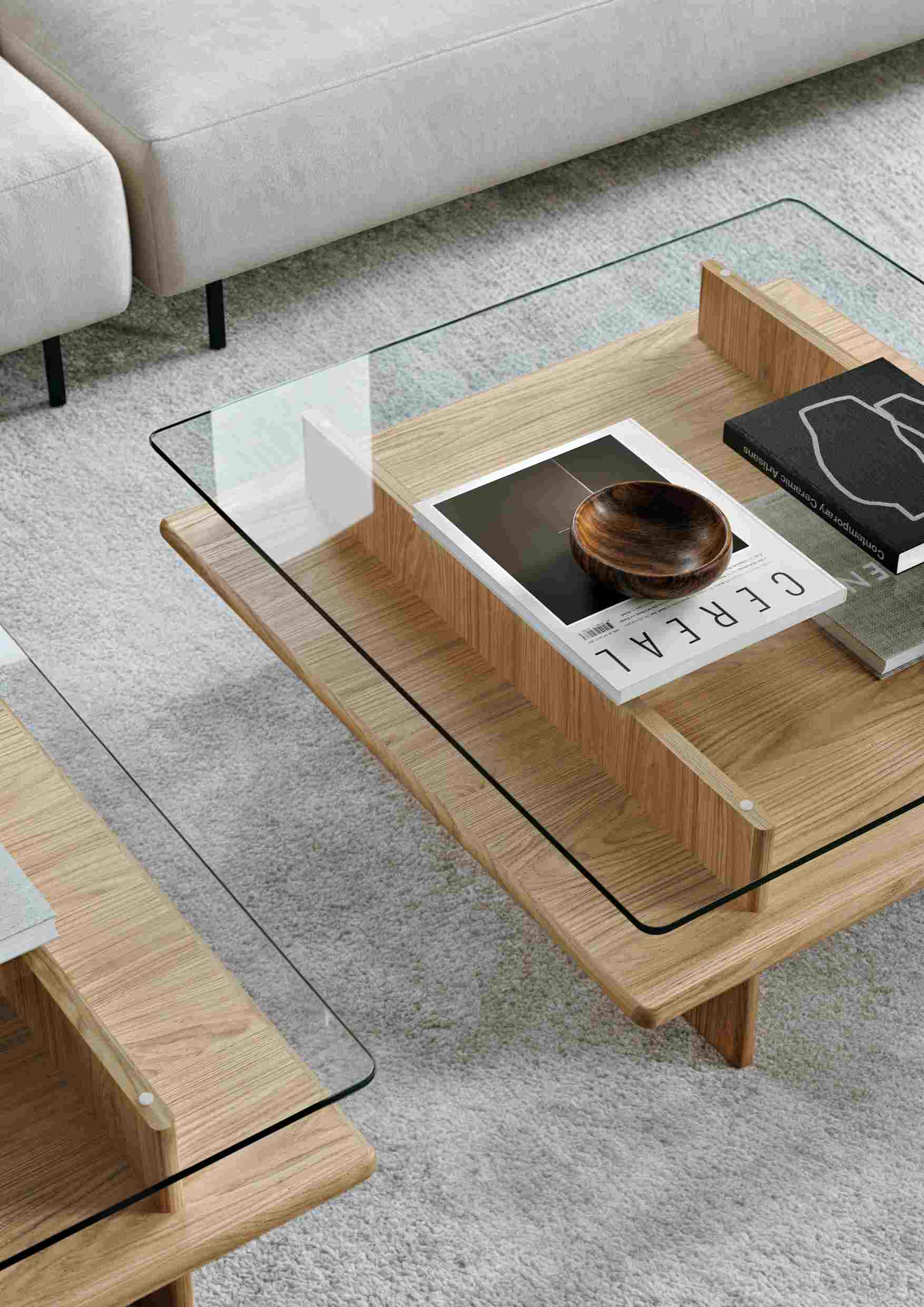 Woud Couchtisch Parallel Coffee Table 90x90 cm mit Glasplatte und Holzgestell im Wohnzimmer.