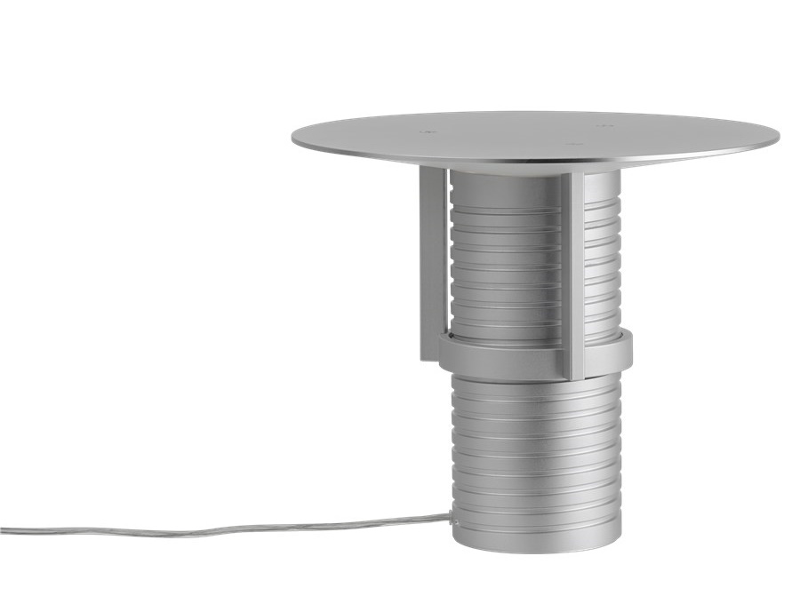 Silberne Set Table Tischleuchte von Muuto: Moderne Nachttischlampe mit rundem Lampenschirm und geriffeltem Sockel.