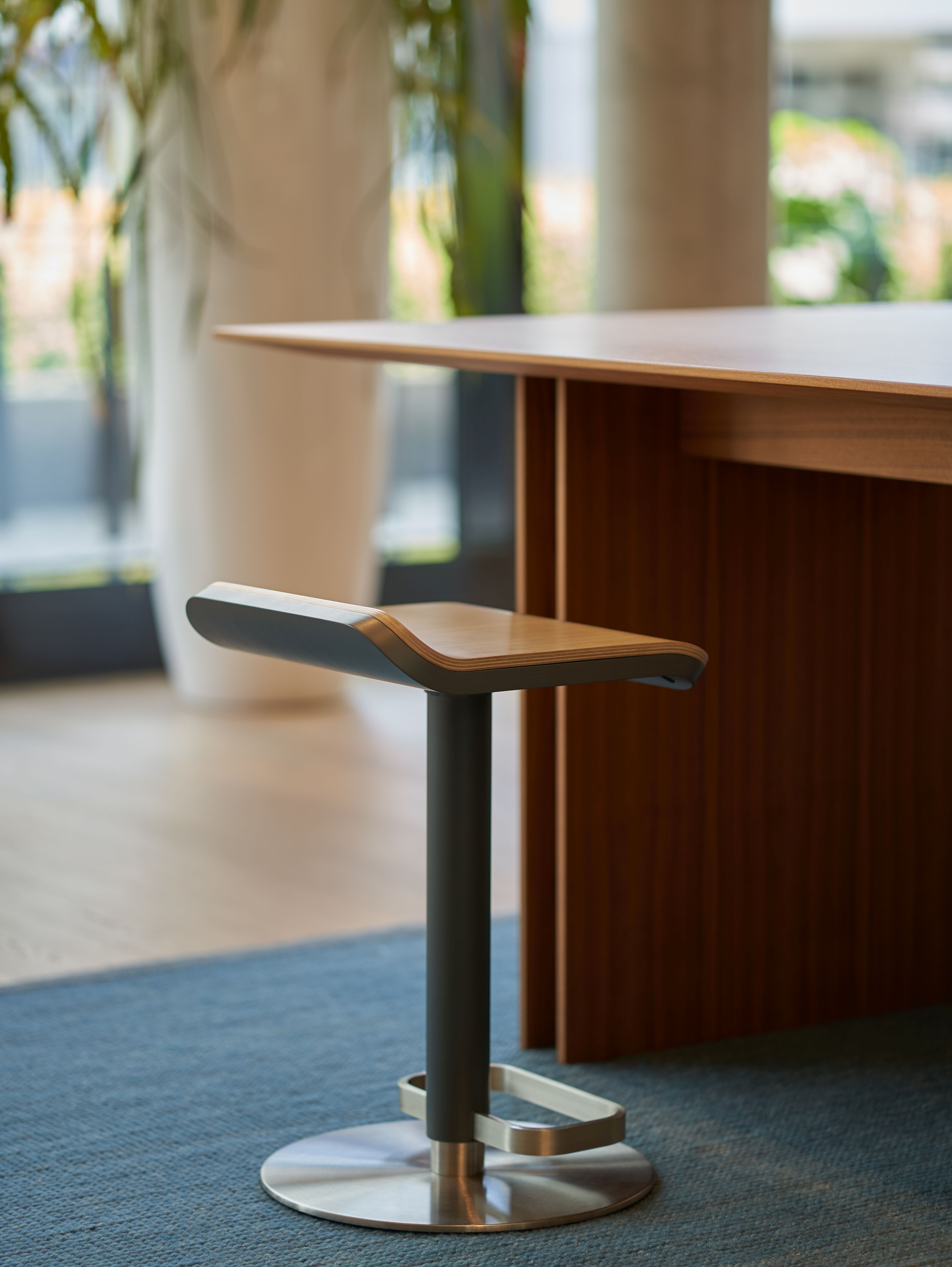 Moderner ED Barhocker von Moree: Höhenverstellbar, Edelstahlfuß, anthrazitfarbenes Gestell und Sitzfläche aus Eiche.