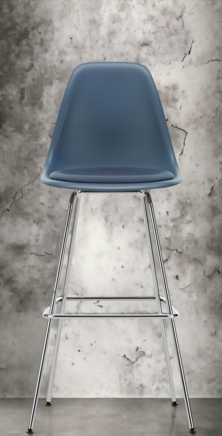Blauer Eames Plastic Bar Stool Barhocker High von Vitra mit Sitzpolster und Chromgestell.