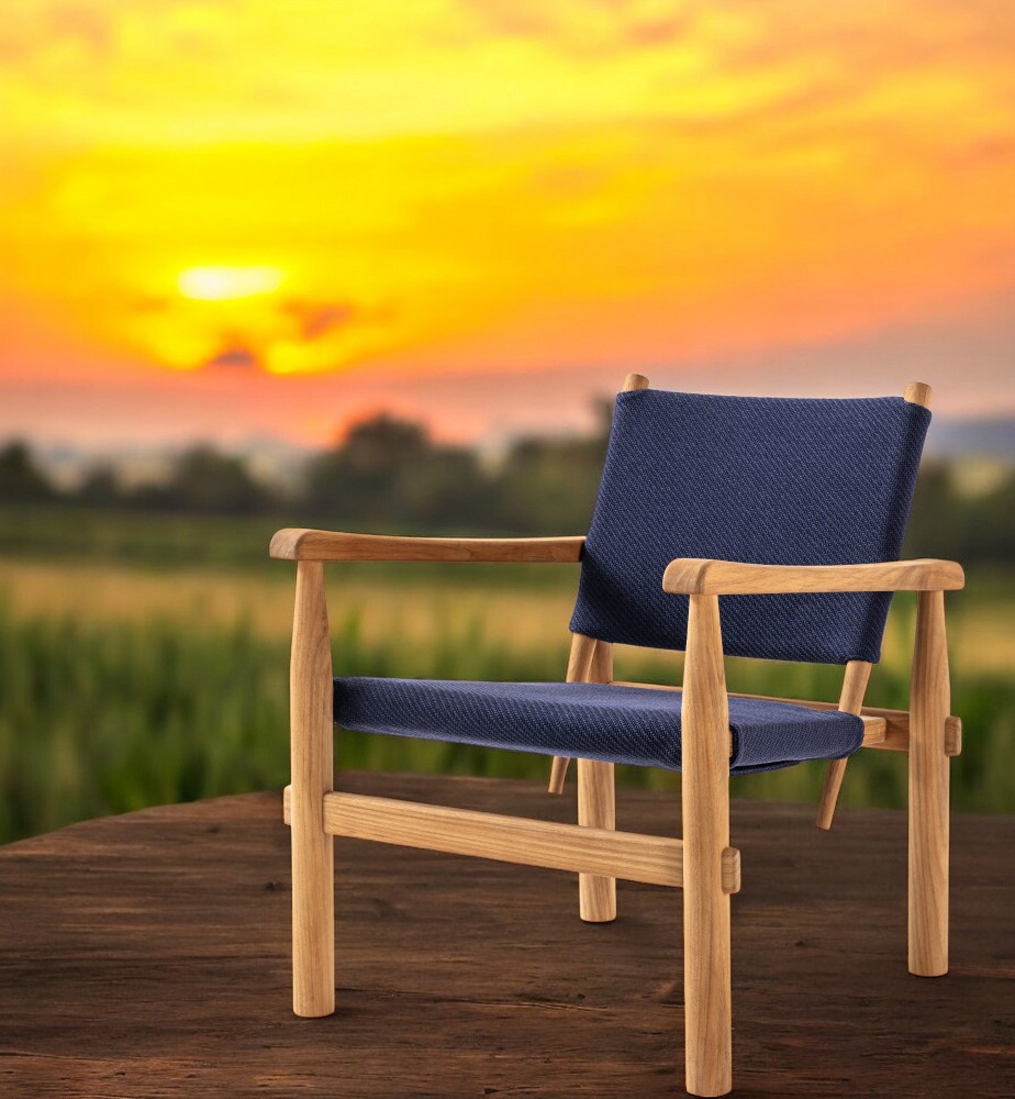 Doron Sessel für den Außenbereich von Cassina: Holzrahmen mit blauem Stoffbezug vor Sonnenuntergang.