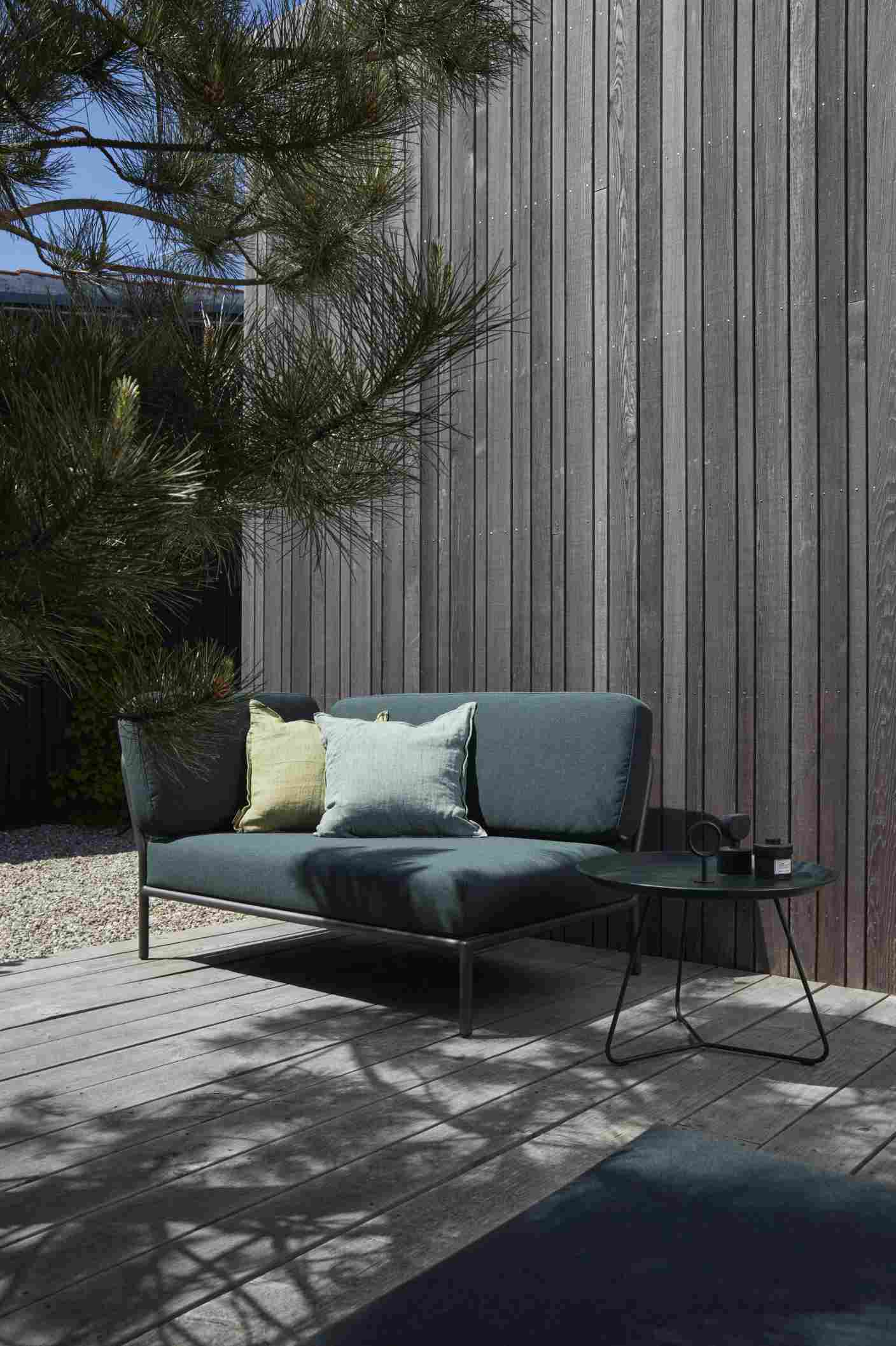 Level Sofa Outdoor von Houe: Elegantes Gartensofa mit Kissen und Beistelltisch auf Holzterrasse.