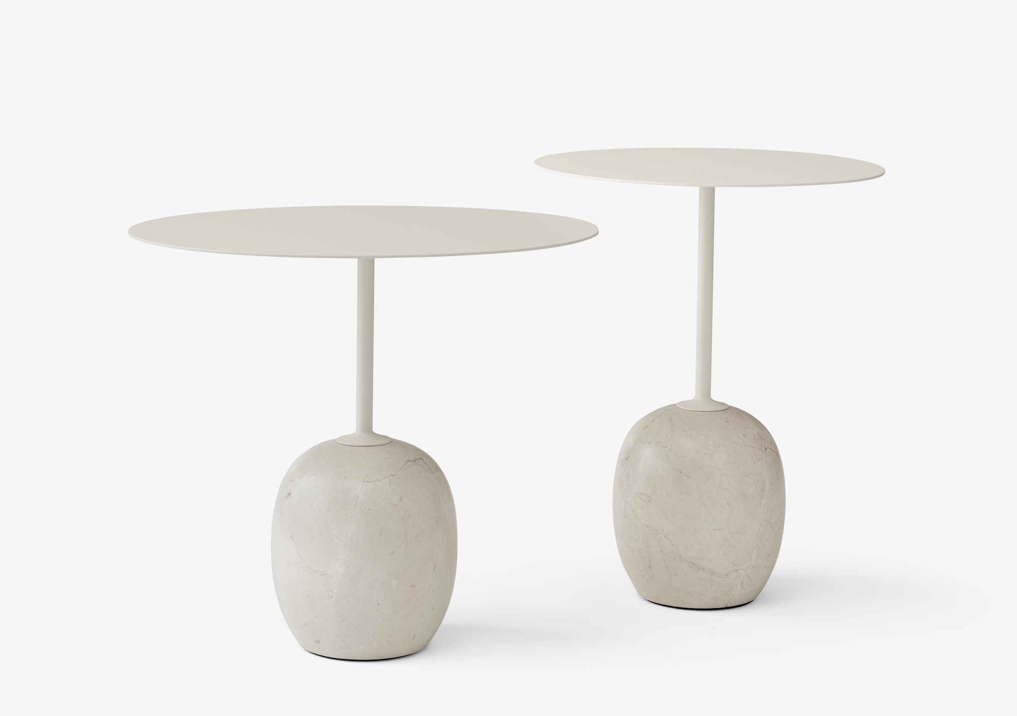 Zwei elfenbeinweiße Lato Beistelltische von AndTradition mit runder Metallplatte und Marmorfuß. Moderne Wohnzimmermöbel.