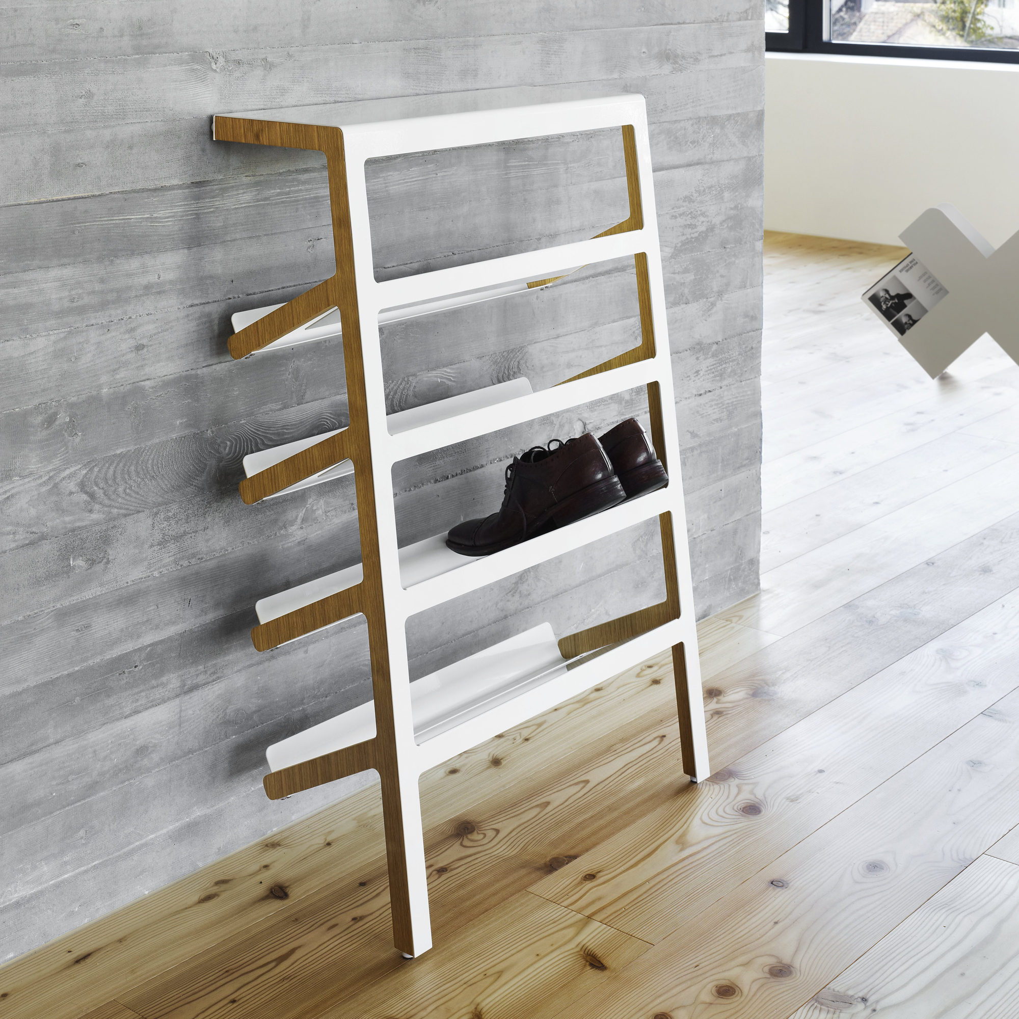 Mila Schuhregal: Modernes Wandregal aus Holz und Weiß, mit Schuhen dekoriert.