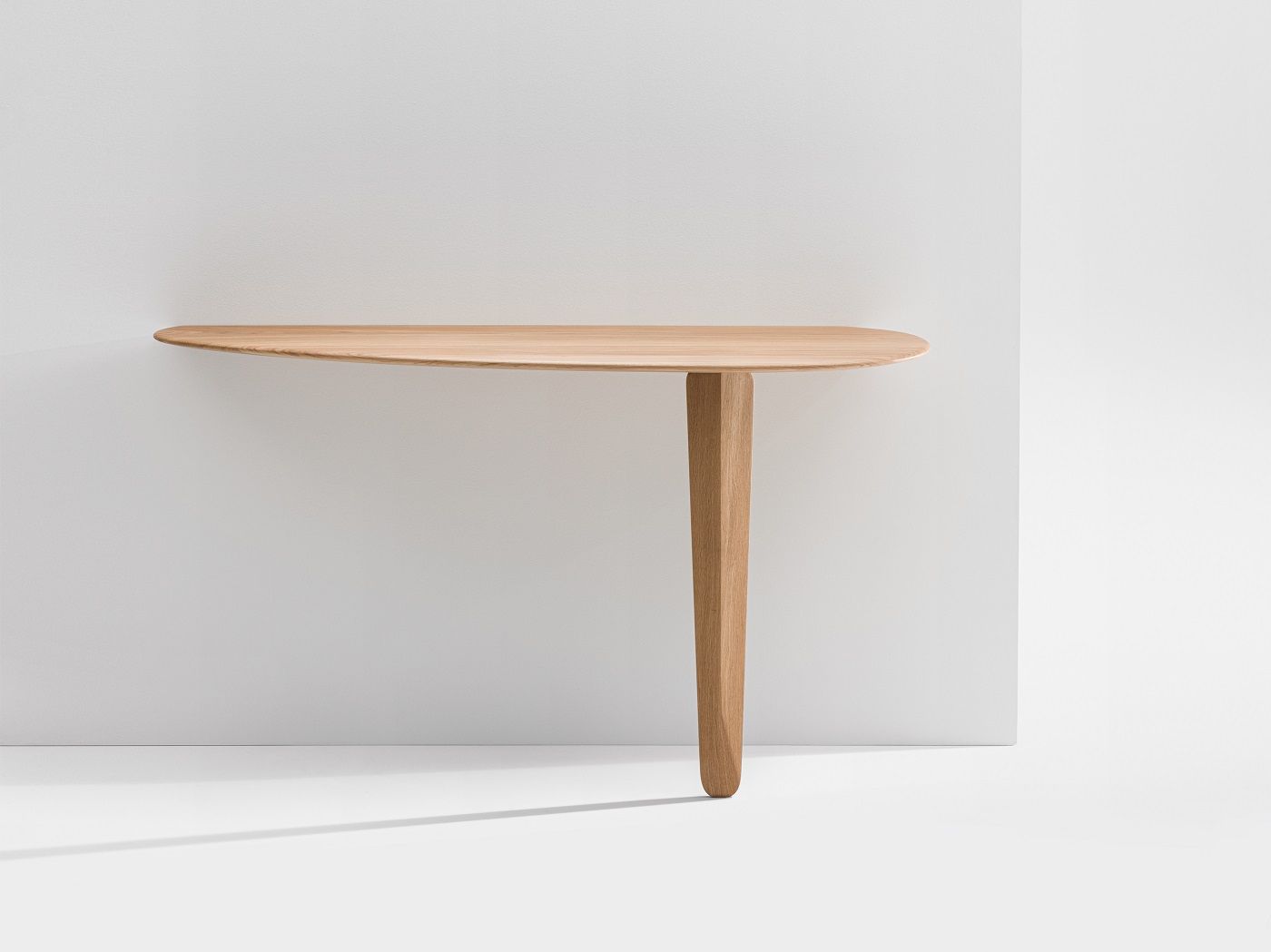 Kuyu Console: Asymmetrischer Konsoltisch aus hellem Holz mit einem Bein, minimalistisches Design.
