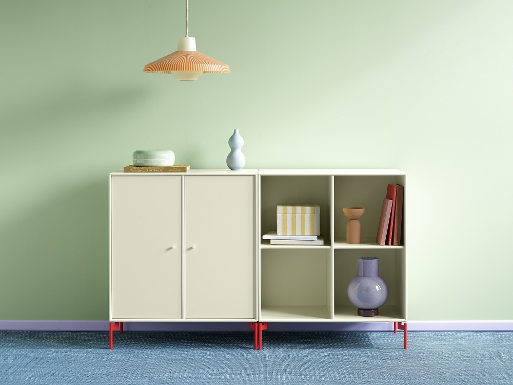 Weißes Sideboard "Pair" von Montana mit roten Füßen, teilweise geschlossen, teilweise mit Regalfächern.