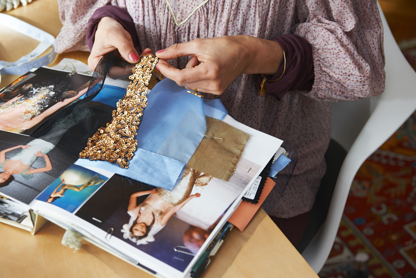 Eames Plastic Arm Chair PACC Vitra mit blauem Sitzpolster, modernes Design für Wohnzimmer und Büro.
