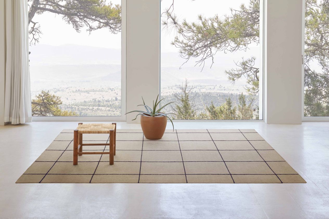 Roots Single Stool Hocker aus Holz und Naturfaser, minimalistisches Design für modernes Wohnen.