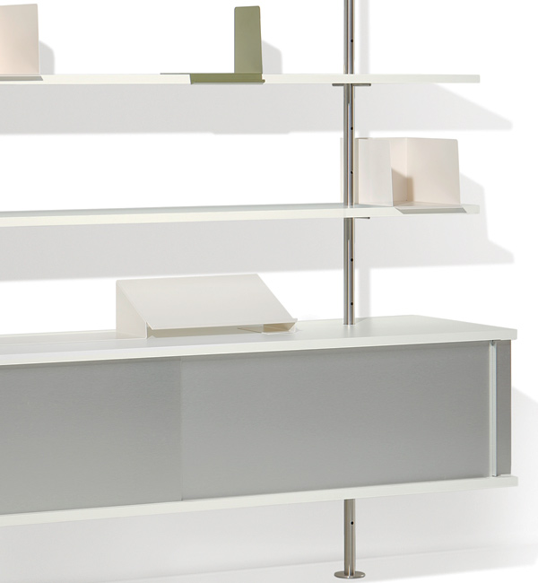 Weiße Buchstützen im Eiermann Regal von Richard Lampert, modernes Design für Bücher und Ordner.