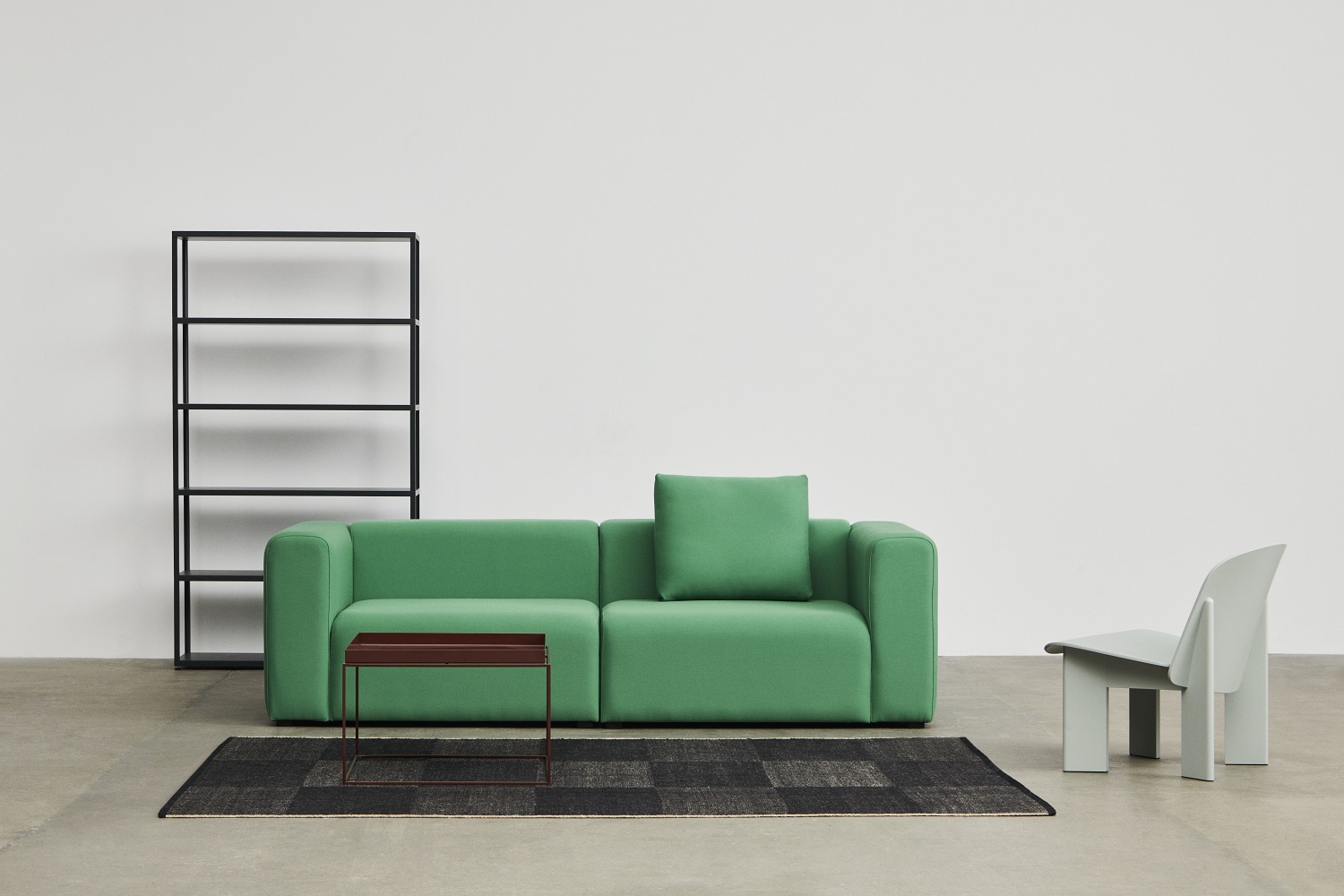 New Order Sideboard Kombination 501 Hay: Modernes Regalsystem, grünes Sofa, Tisch und Stuhl im minimalistischen Design.