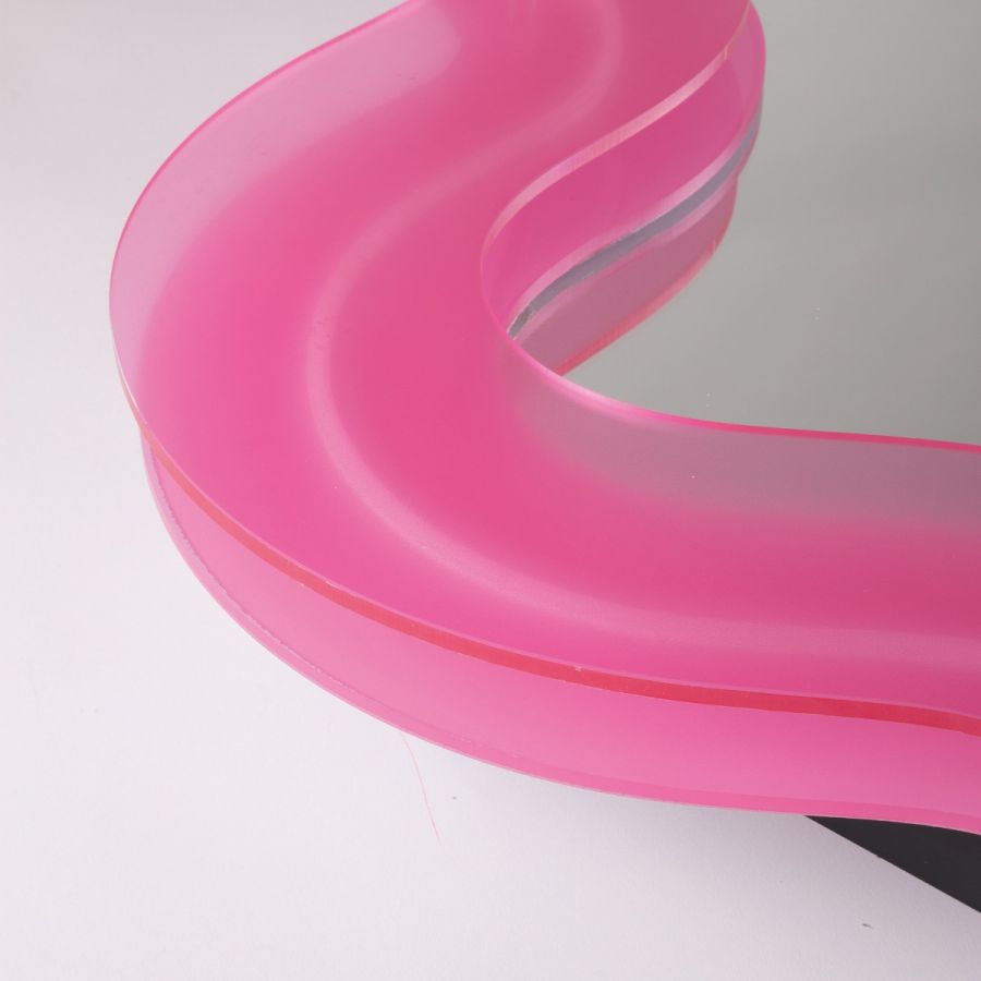 Detailaufnahme des Supercurve Flower Spiegels von Seletti mit pinkfarbenem, geschwungenem Rahmen. Design Spiegel für moderne Einrichtung.