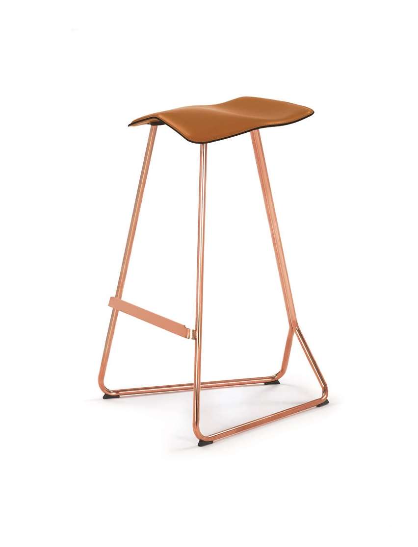 Triton Barhocker von ClassiCon mit braunem Ledersitz und roségoldenem Metallgestell, modernes Design für Küche oder Bar.