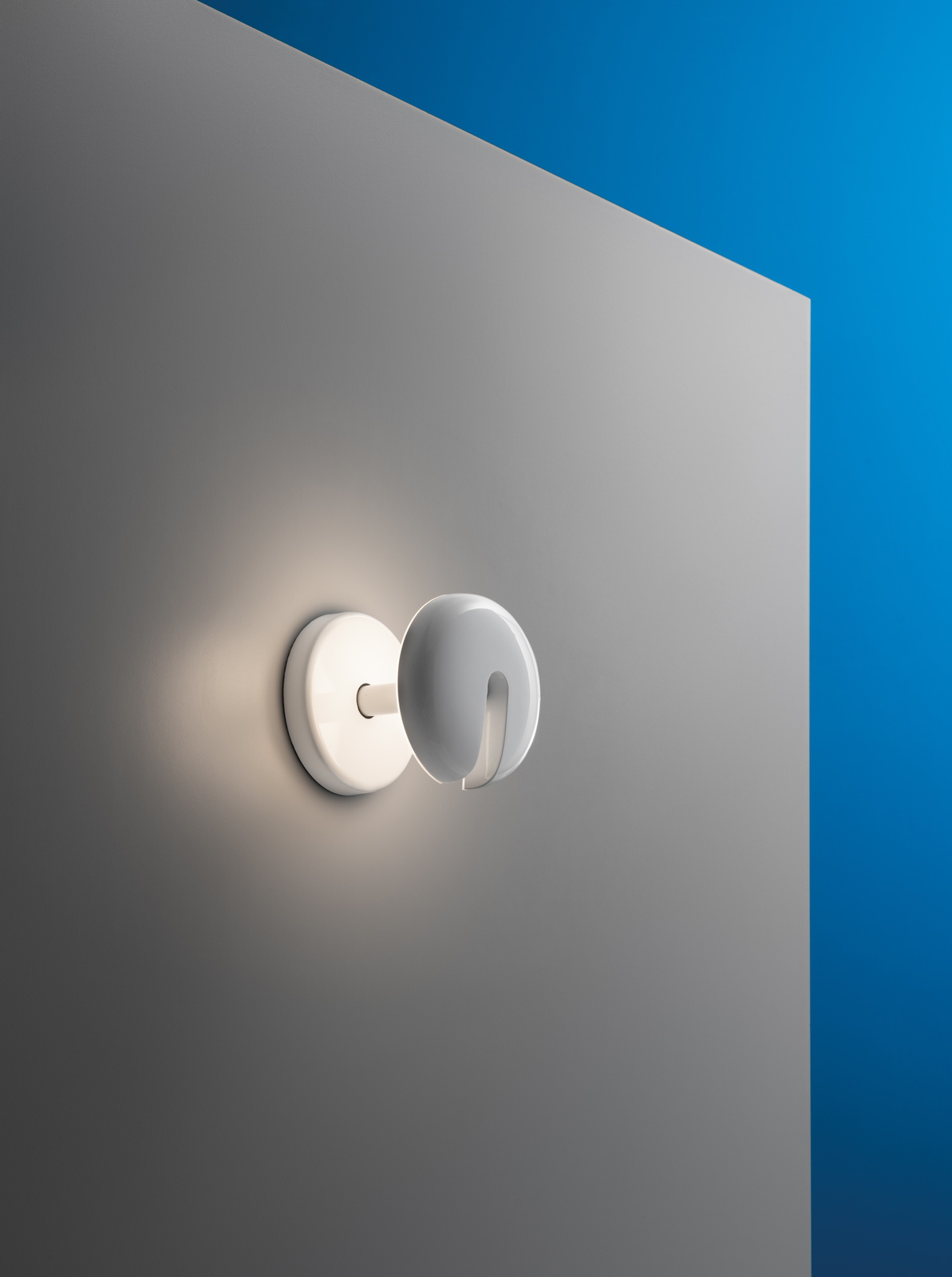 Weiße Cabriolette Wandleuchte von Martinelli Luce an einer grauen Wand, modernes Design.