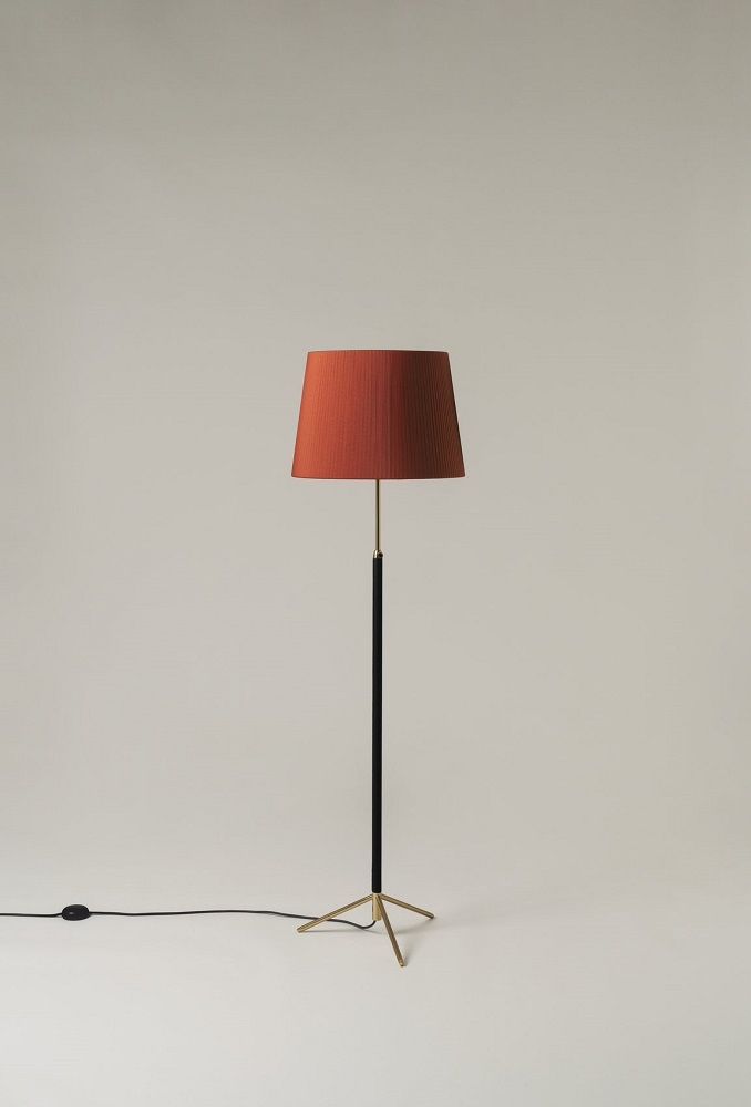 Pie de Salon Stehleuchte von Santa & Cole mit rotem Lampenschirm und Messingfuß.