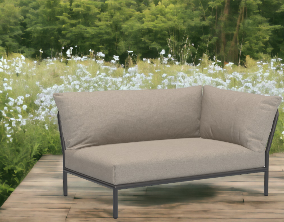 Houe Level 2 Outdoor Sofa, beige Lounge Sofa mit grauen Rahmen im Garten.