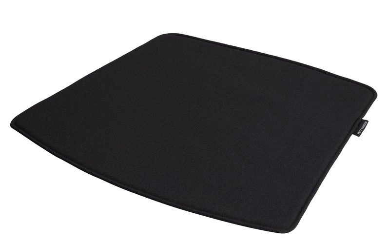 Schwarzes Sitzkissen für Vico Stuhl von Fritz Hansen, quadratisch mit abgerundeter Vorderseite.